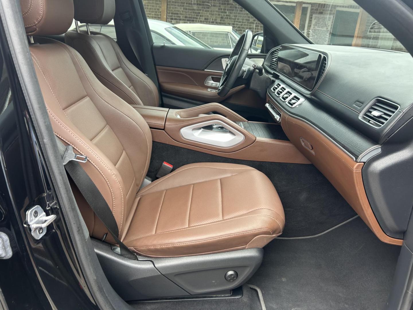 2024 Black Mercedes-Benz GLE-Class GLE350 4MATIC (4JGFB4FB2RB) with an 2.0L L4 DOHC 16V engine, 9A transmission, located at 1687 Business 35 S, New Braunfels, TX, 78130, (830) 625-7159, 29.655487, -98.051491 - Photo#5