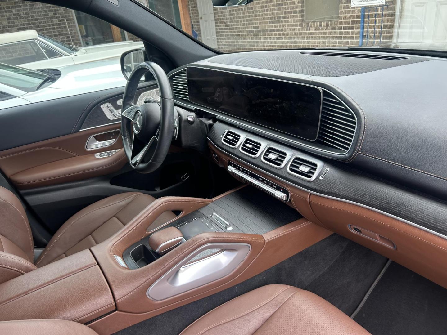 2024 Black Mercedes-Benz GLE-Class GLE350 4MATIC (4JGFB4FB2RB) with an 2.0L L4 DOHC 16V engine, 9A transmission, located at 1687 Business 35 S, New Braunfels, TX, 78130, (830) 625-7159, 29.655487, -98.051491 - Photo#9