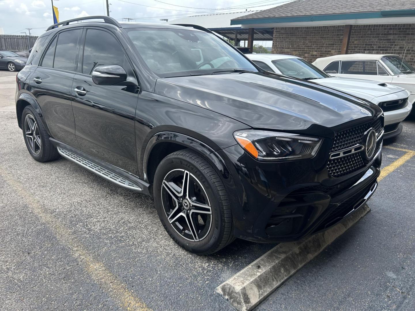 2024 Black Mercedes-Benz GLE-Class GLE350 4MATIC (4JGFB4FB2RB) with an 2.0L L4 DOHC 16V engine, 9A transmission, located at 1687 Business 35 S, New Braunfels, TX, 78130, (830) 625-7159, 29.655487, -98.051491 - Photo#3