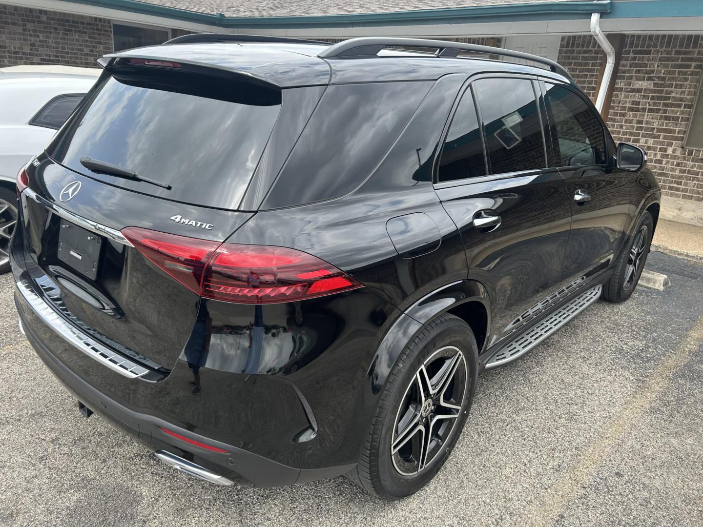 2024 Black Mercedes-Benz GLE-Class GLE350 4MATIC (4JGFB4FB2RB) with an 2.0L L4 DOHC 16V engine, 9A transmission, located at 1687 Business 35 S, New Braunfels, TX, 78130, (830) 625-7159, 29.655487, -98.051491 - Photo#2
