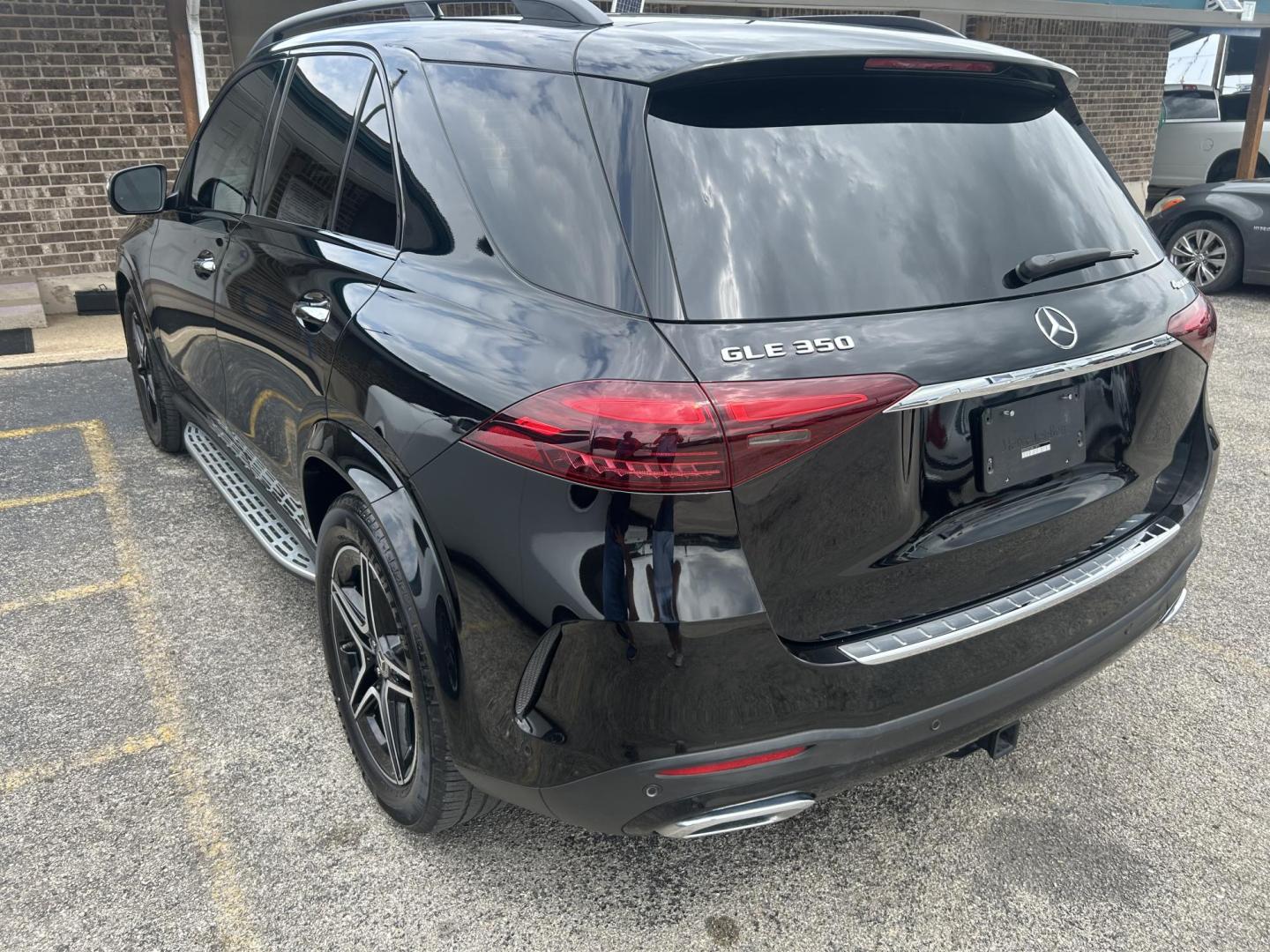 2024 Black Mercedes-Benz GLE-Class GLE350 4MATIC (4JGFB4FB2RB) with an 2.0L L4 DOHC 16V engine, 9A transmission, located at 1687 Business 35 S, New Braunfels, TX, 78130, (830) 625-7159, 29.655487, -98.051491 - Photo#1