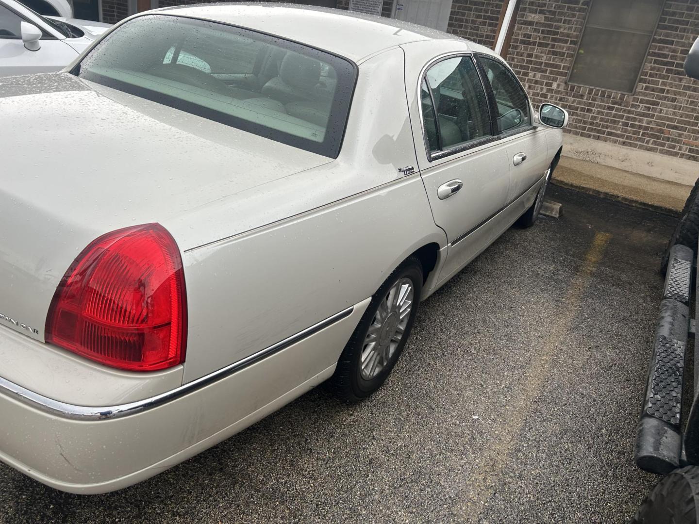 2007 White Lincoln Town Car Signature Limited (1LNHM82VX7Y) with an 4.6L V8 SOHC 16V FFV engine, 4-Speed Automatic Overdrive transmission, located at 1687 Business 35 S, New Braunfels, TX, 78130, (830) 625-7159, 29.655487, -98.051491 - Photo#3