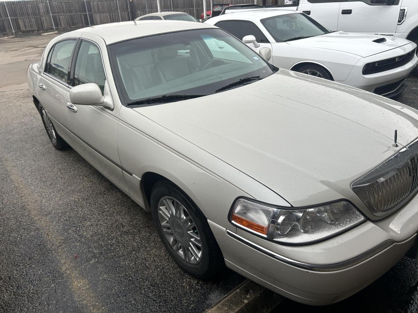 2007 White Lincoln Town Car Signature Limited (1LNHM82VX7Y) with an 4.6L V8 SOHC 16V FFV engine, 4-Speed Automatic Overdrive transmission, located at 1687 Business 35 S, New Braunfels, TX, 78130, (830) 625-7159, 29.655487, -98.051491 - Photo#1