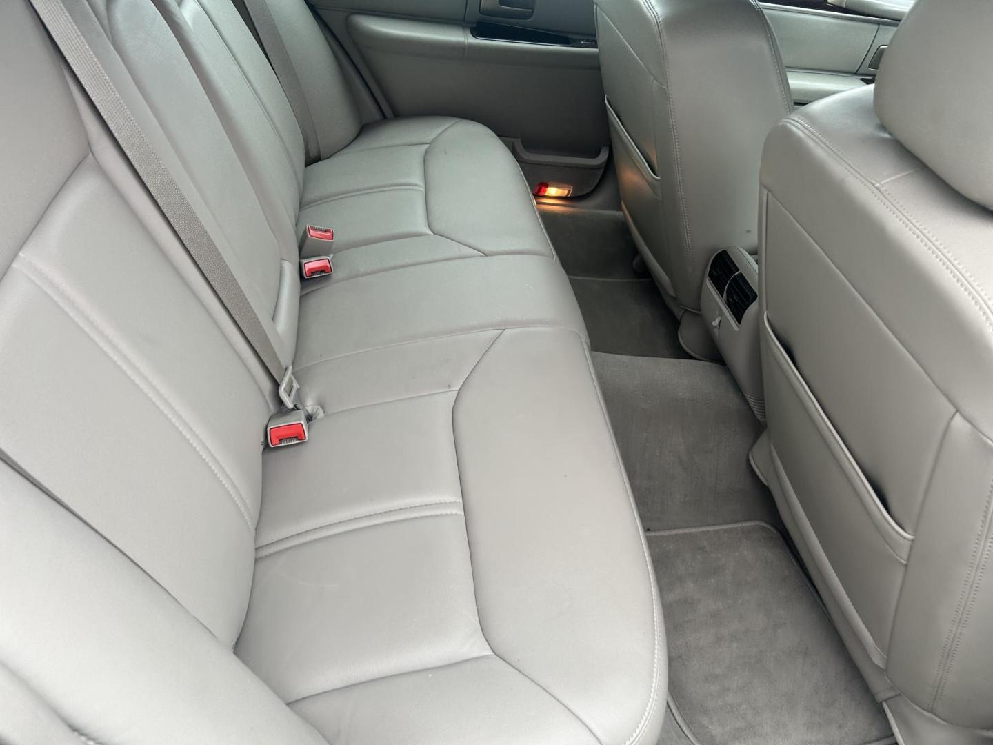 2007 White Lincoln Town Car Signature Limited (1LNHM82VX7Y) with an 4.6L V8 SOHC 16V FFV engine, 4-Speed Automatic Overdrive transmission, located at 1687 Business 35 S, New Braunfels, TX, 78130, (830) 625-7159, 29.655487, -98.051491 - Photo#6