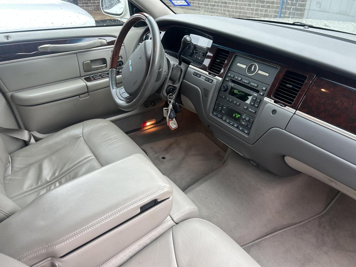 2007 White Lincoln Town Car Signature Limited (1LNHM82VX7Y) with an 4.6L V8 SOHC 16V FFV engine, 4-Speed Automatic Overdrive transmission, located at 1687 Business 35 S, New Braunfels, TX, 78130, (830) 625-7159, 29.655487, -98.051491 - Photo#7