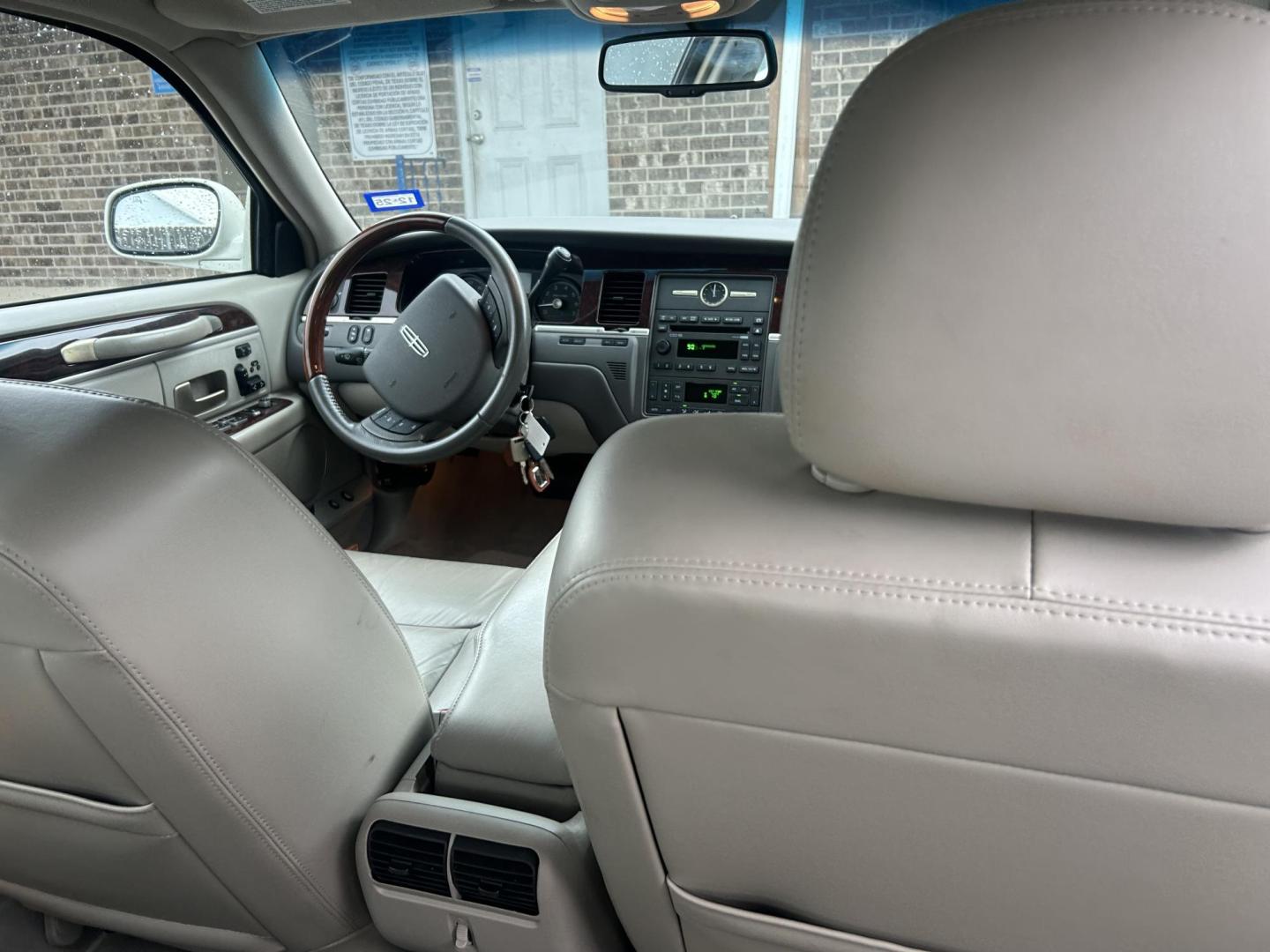 2007 White Lincoln Town Car Signature Limited (1LNHM82VX7Y) with an 4.6L V8 SOHC 16V FFV engine, 4-Speed Automatic Overdrive transmission, located at 1687 Business 35 S, New Braunfels, TX, 78130, (830) 625-7159, 29.655487, -98.051491 - Photo#8