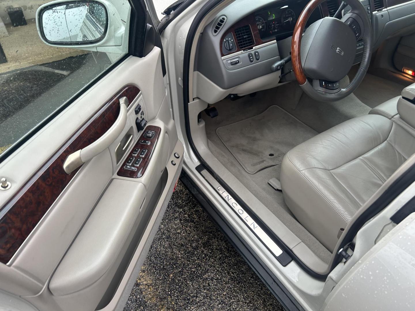 2007 White Lincoln Town Car Signature Limited (1LNHM82VX7Y) with an 4.6L V8 SOHC 16V FFV engine, 4-Speed Automatic Overdrive transmission, located at 1687 Business 35 S, New Braunfels, TX, 78130, (830) 625-7159, 29.655487, -98.051491 - Photo#9