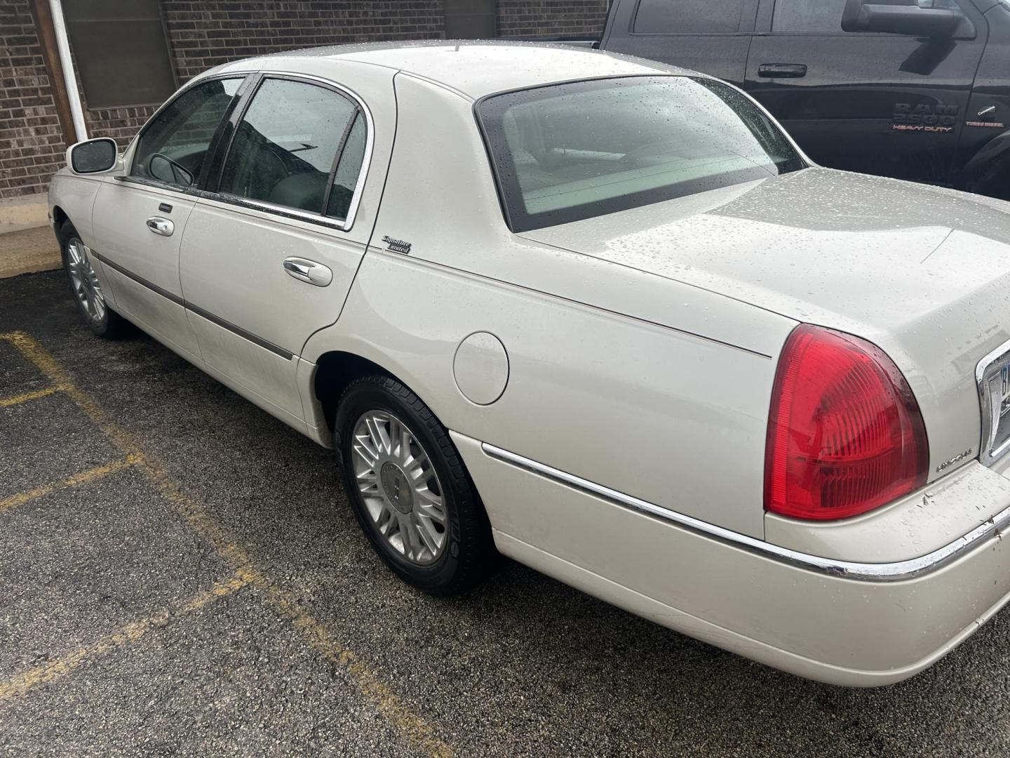 2007 White Lincoln Town Car Signature Limited (1LNHM82VX7Y) with an 4.6L V8 SOHC 16V FFV engine, 4-Speed Automatic Overdrive transmission, located at 1687 Business 35 S, New Braunfels, TX, 78130, (830) 625-7159, 29.655487, -98.051491 - Photo#2