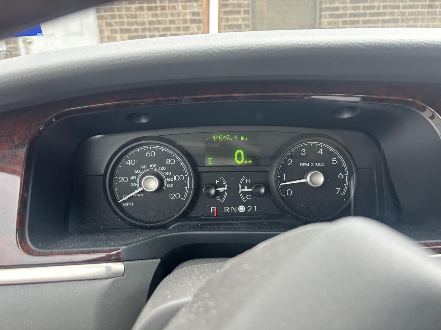2007 White Lincoln Town Car Signature Limited (1LNHM82VX7Y) with an 4.6L V8 SOHC 16V FFV engine, 4-Speed Automatic Overdrive transmission, located at 1687 Business 35 S, New Braunfels, TX, 78130, (830) 625-7159, 29.655487, -98.051491 - Photo#10
