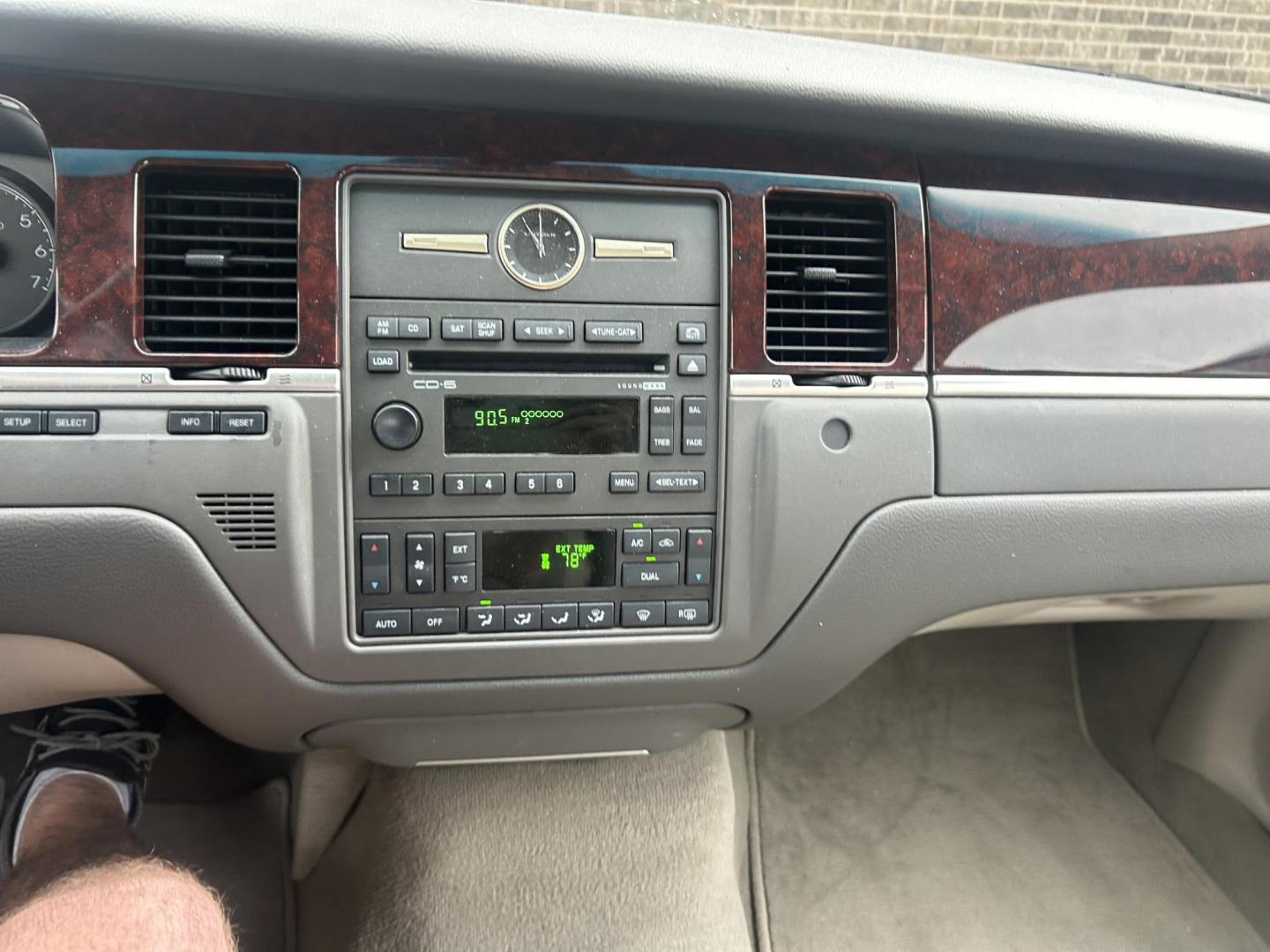 2007 White Lincoln Town Car Signature Limited (1LNHM82VX7Y) with an 4.6L V8 SOHC 16V FFV engine, 4-Speed Automatic Overdrive transmission, located at 1687 Business 35 S, New Braunfels, TX, 78130, (830) 625-7159, 29.655487, -98.051491 - Photo#11