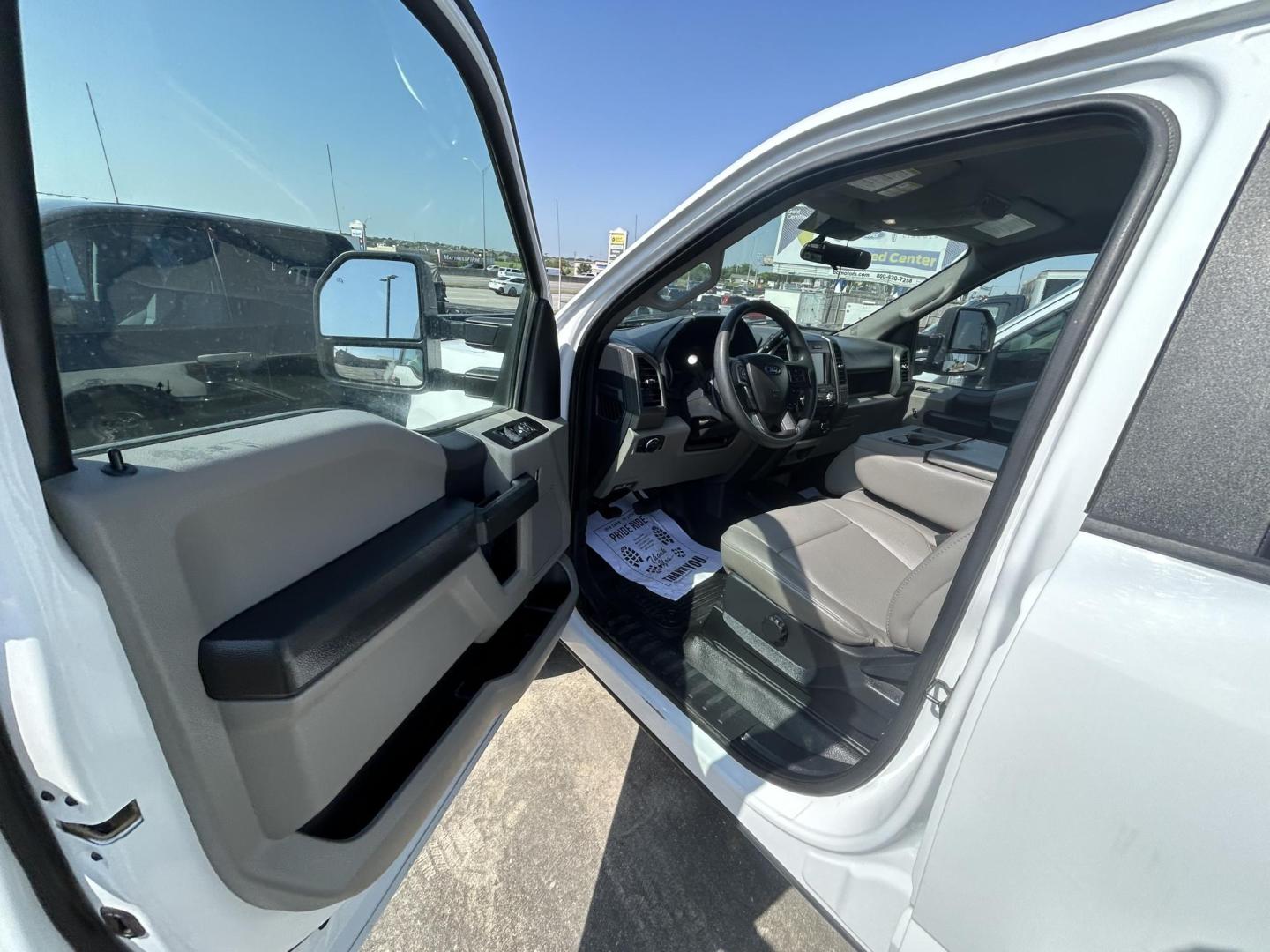 2022 White Ford F-250 SD King Ranch Crew Cab 4WD (1FT8W2BT3NE) with an 6.7L V8 OHV 16V DIESEL engine, 6A transmission, located at 1687 Business 35 S, New Braunfels, TX, 78130, (830) 625-7159, 29.655487, -98.051491 - Photo#2