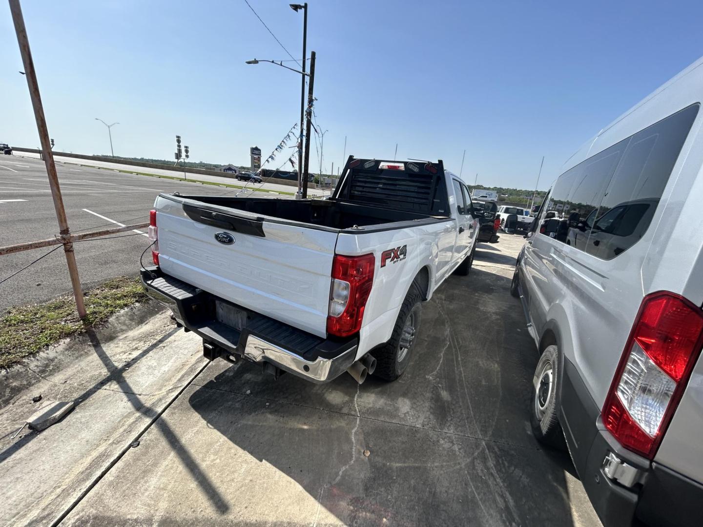 2022 White Ford F-250 SD King Ranch Crew Cab 4WD (1FT8W2BT3NE) with an 6.7L V8 OHV 16V DIESEL engine, 6A transmission, located at 1687 Business 35 S, New Braunfels, TX, 78130, (830) 625-7159, 29.655487, -98.051491 - Photo#8
