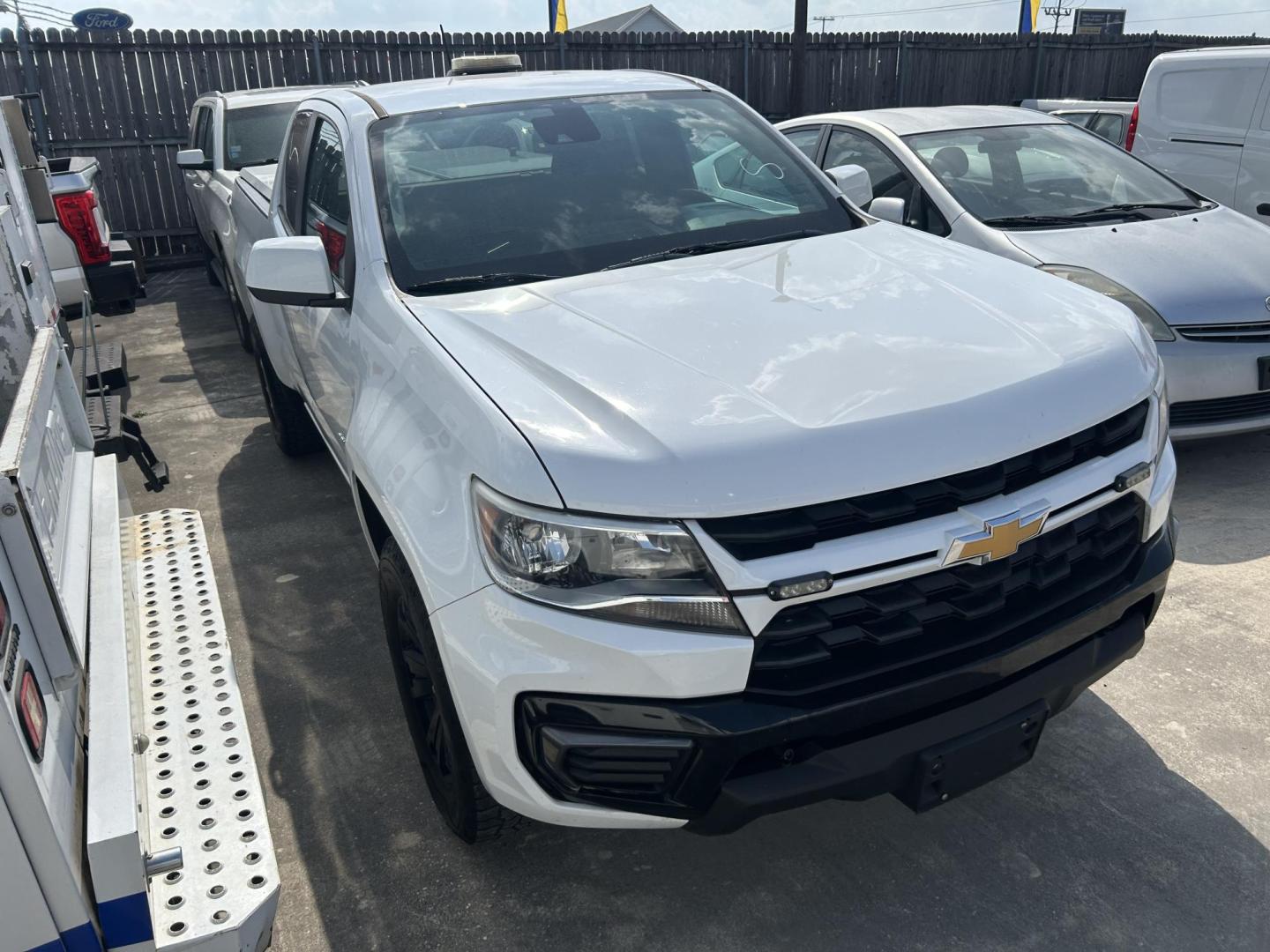 2021 White Chevrolet Colorado LT Ext. Cab 2WD (1GCHSCEAXM1) with an 2.5L L4 DOHC 16V GAS engine, 6A transmission, located at 1687 Business 35 S, New Braunfels, TX, 78130, (830) 625-7159, 29.655487, -98.051491 - Photo#1