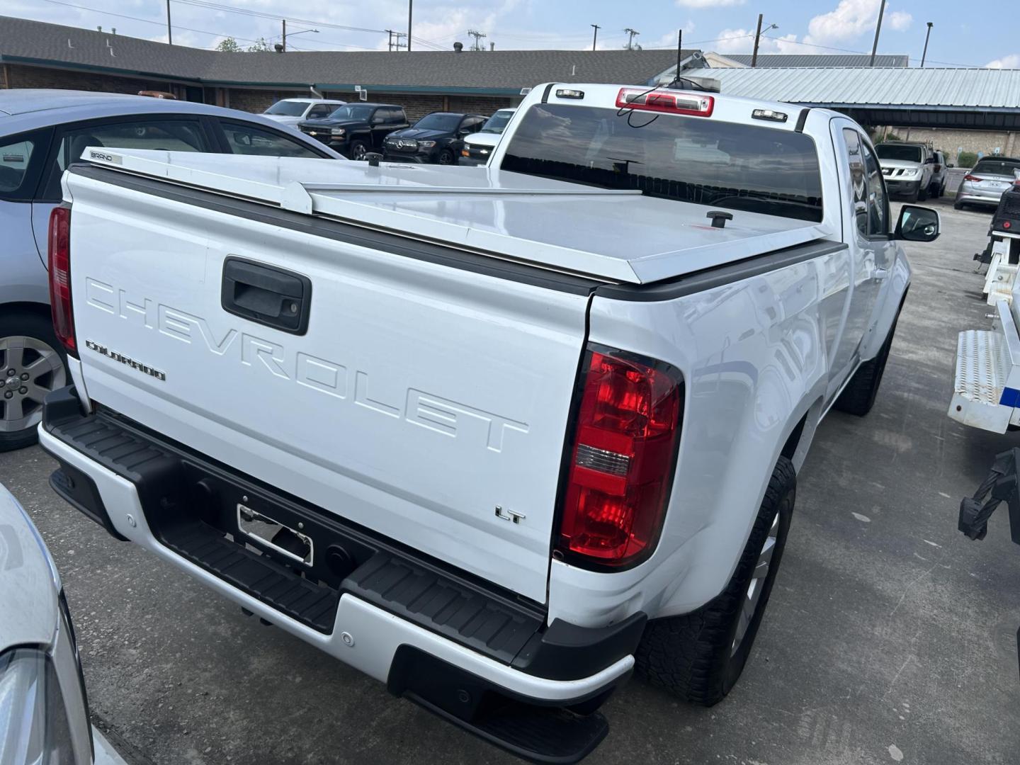 2021 White Chevrolet Colorado LT Ext. Cab 2WD (1GCHSCEAXM1) with an 2.5L L4 DOHC 16V GAS engine, 6A transmission, located at 1687 Business 35 S, New Braunfels, TX, 78130, (830) 625-7159, 29.655487, -98.051491 - Photo#5