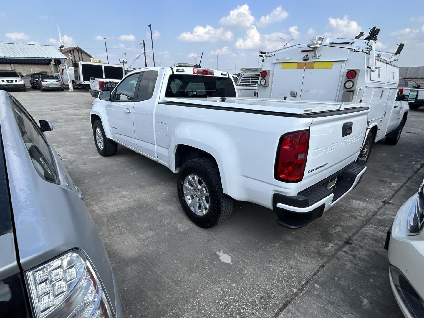 2021 White Chevrolet Colorado LT Ext. Cab 2WD (1GCHSCEAXM1) with an 2.5L L4 DOHC 16V GAS engine, 6A transmission, located at 1687 Business 35 S, New Braunfels, TX, 78130, (830) 625-7159, 29.655487, -98.051491 - Photo#7
