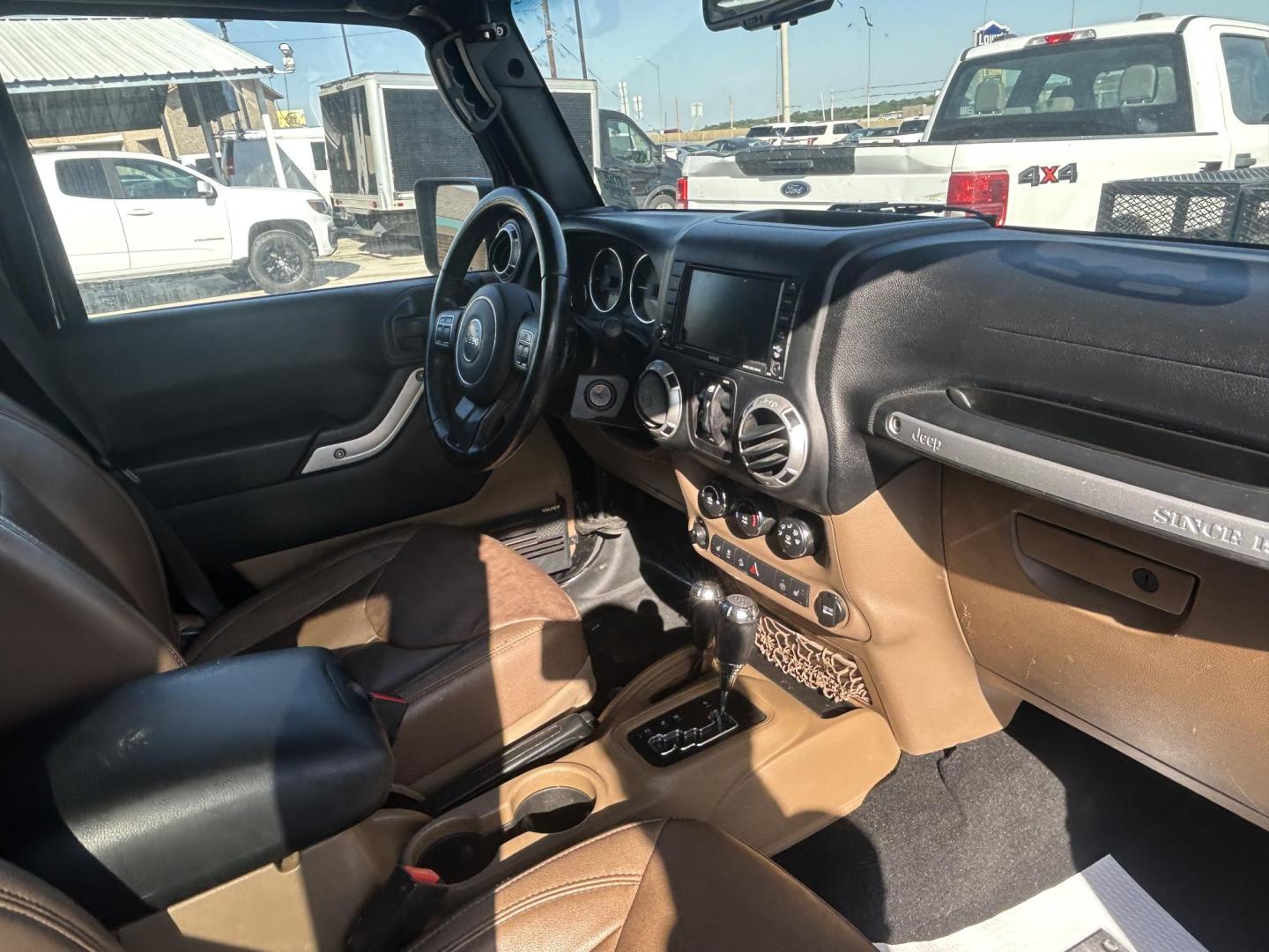 2016 Black Jeep Wrangler Unlimited Sahara 4WD (1C4HJWEG8GL) with an 3.6L V6 DOHC 24V FFV engine, located at 1687 Business 35 S, New Braunfels, TX, 78130, (830) 625-7159, 29.655487, -98.051491 - Photo#10