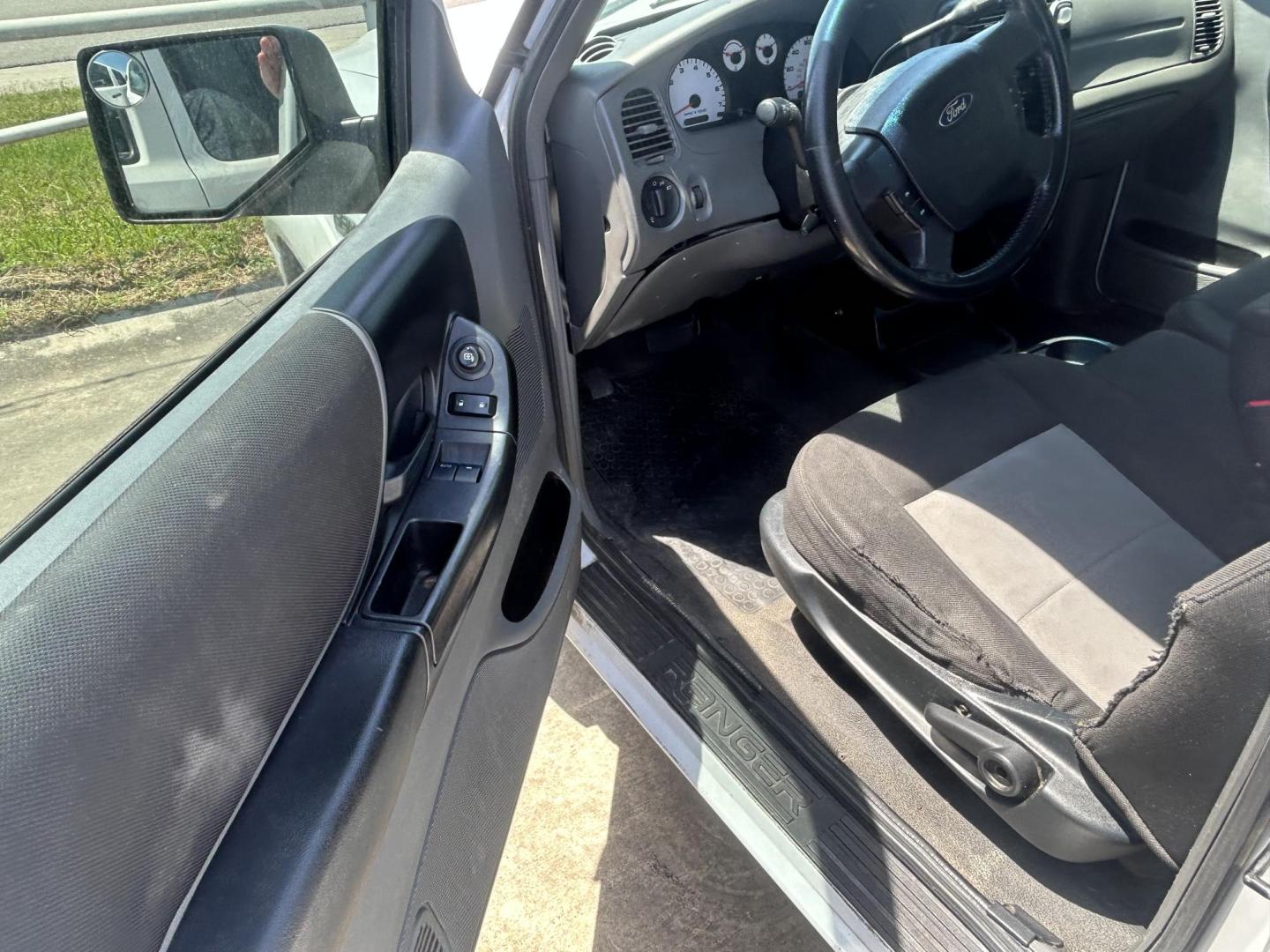 2011 White Ford Ranger Sport SuperCab 2WD (1FTKR1EE5BP) with an 4.0L V6 SOHC 12V engine, located at 1687 Business 35 S, New Braunfels, TX, 78130, (830) 625-7159, 29.655487, -98.051491 - Photo#6