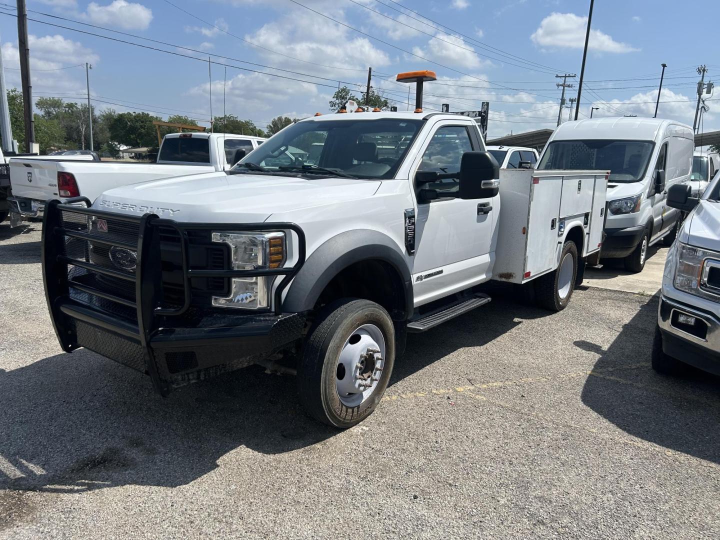 2019 White Ford F-550 Regular Cab DRW 4WD (1FDUF5HT0KE) with an 6.7L V8 OHV 16V DIESEL engine, located at 1687 Business 35 S, New Braunfels, TX, 78130, (830) 625-7159, 29.655487, -98.051491 - Photo#0