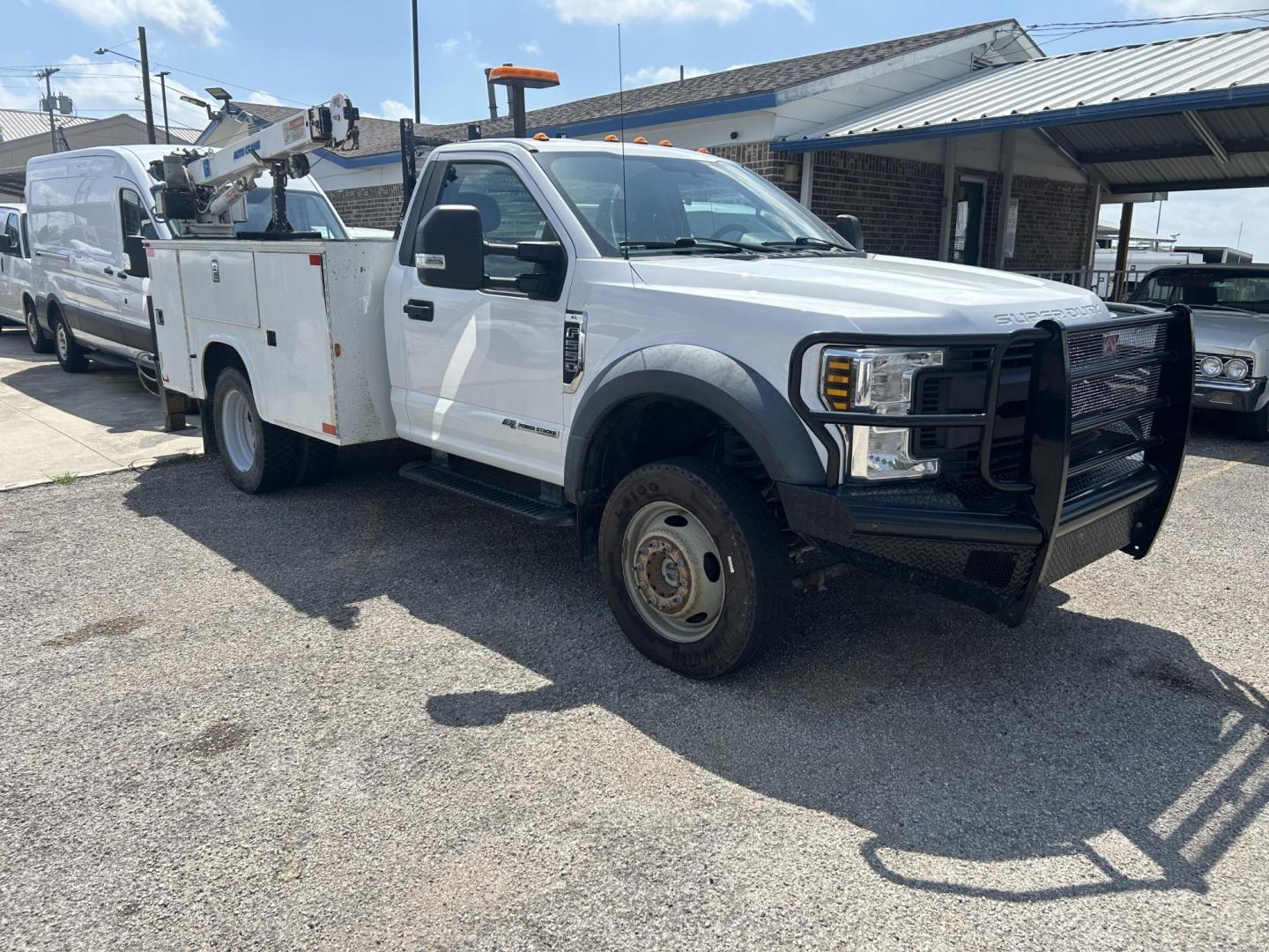 2019 White Ford F-550 Regular Cab DRW 4WD (1FDUF5HT0KE) with an 6.7L V8 OHV 16V DIESEL engine, located at 1687 Business 35 S, New Braunfels, TX, 78130, (830) 625-7159, 29.655487, -98.051491 - Photo#1
