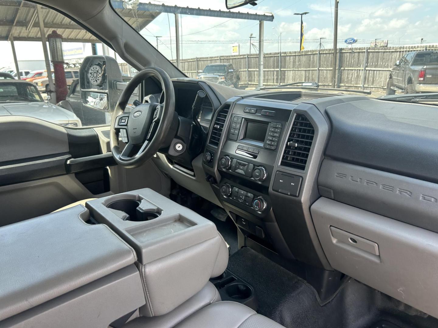 2019 White Ford F-550 Regular Cab DRW 4WD (1FDUF5HT0KE) with an 6.7L V8 OHV 16V DIESEL engine, located at 1687 Business 35 S, New Braunfels, TX, 78130, (830) 625-7159, 29.655487, -98.051491 - Photo#3