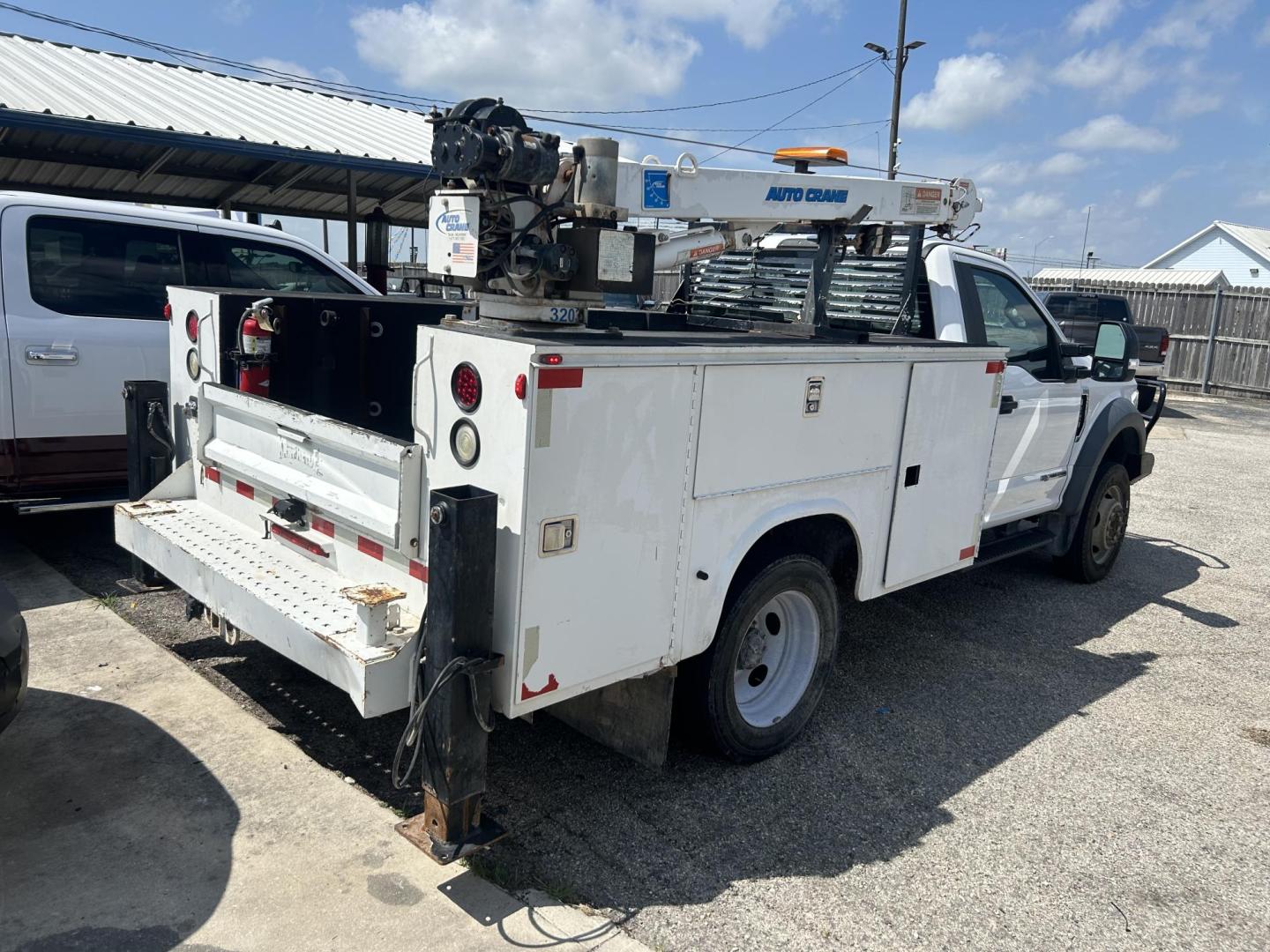 2019 White Ford F-550 Regular Cab DRW 4WD (1FDUF5HT0KE) with an 6.7L V8 OHV 16V DIESEL engine, located at 1687 Business 35 S, New Braunfels, TX, 78130, (830) 625-7159, 29.655487, -98.051491 - Photo#4