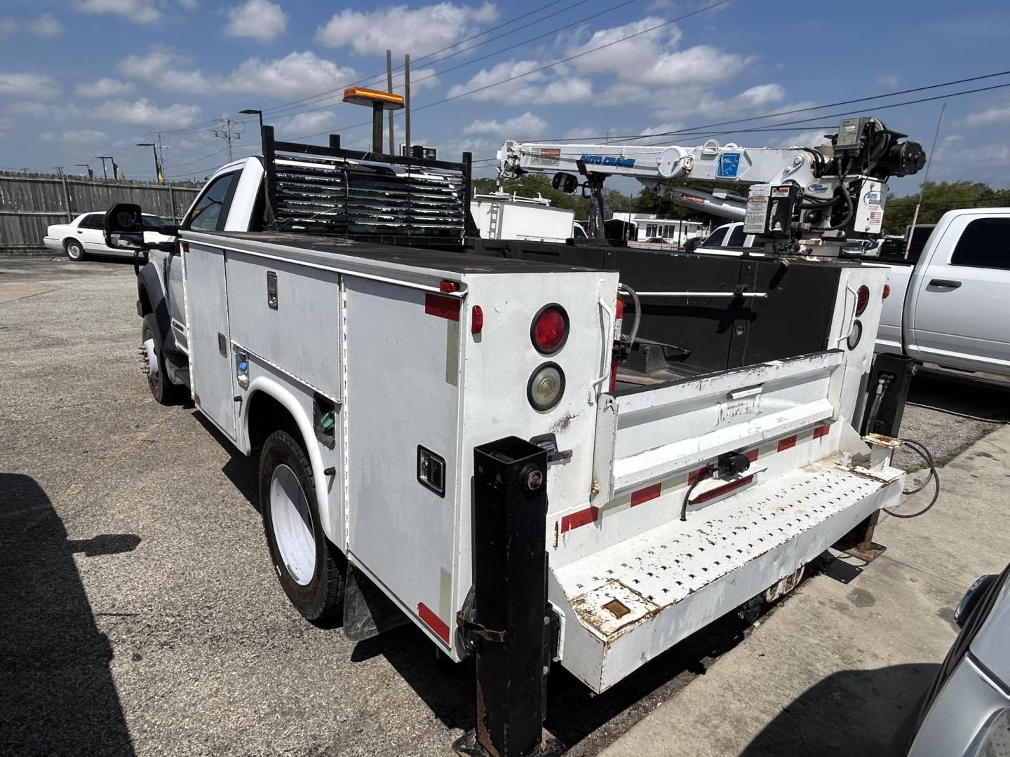 2019 White Ford F-550 Regular Cab DRW 4WD (1FDUF5HT0KE) with an 6.7L V8 OHV 16V DIESEL engine, located at 1687 Business 35 S, New Braunfels, TX, 78130, (830) 625-7159, 29.655487, -98.051491 - Photo#8