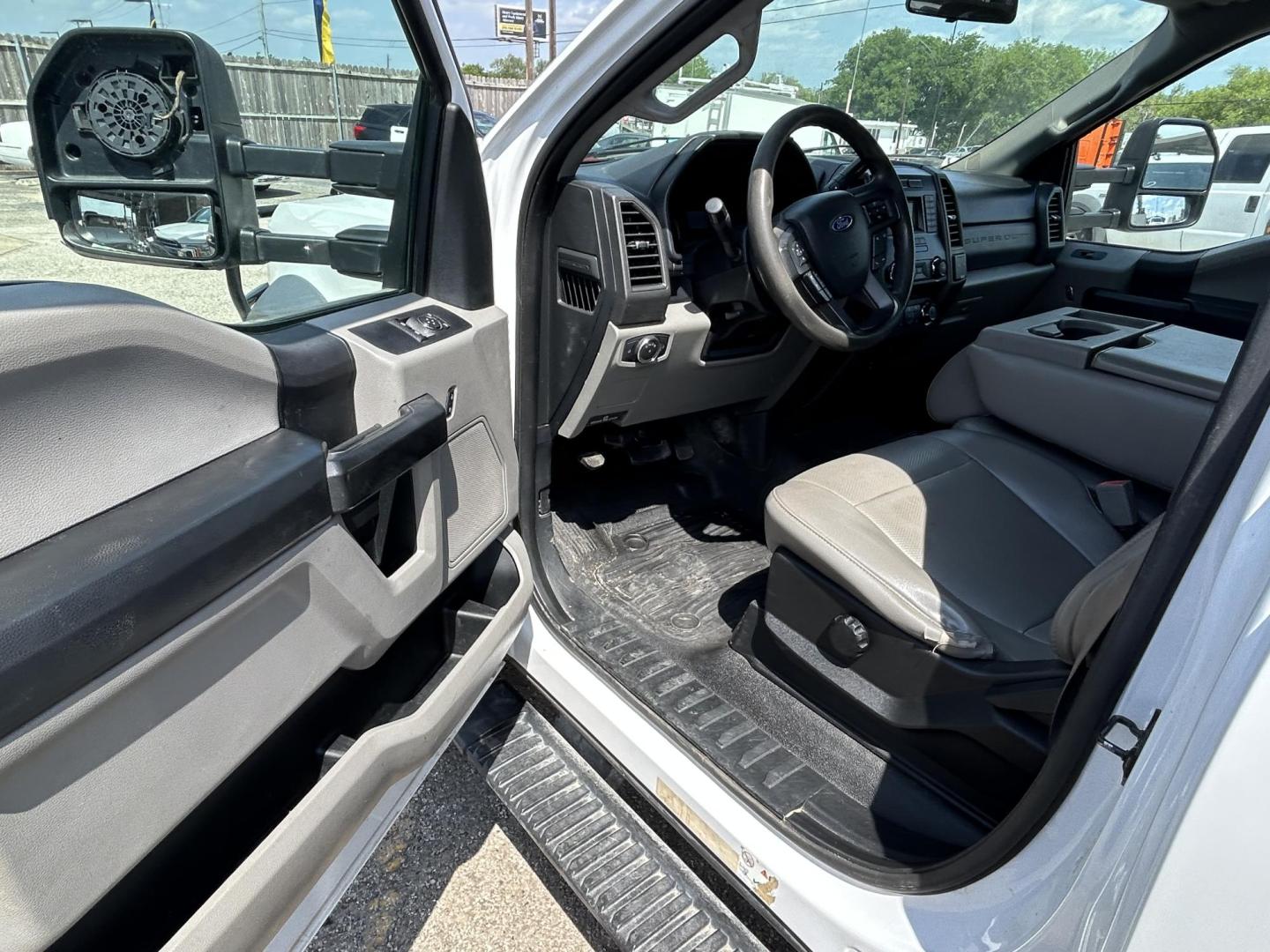 2019 White Ford F-550 Regular Cab DRW 4WD (1FDUF5HT0KE) with an 6.7L V8 OHV 16V DIESEL engine, located at 1687 Business 35 S, New Braunfels, TX, 78130, (830) 625-7159, 29.655487, -98.051491 - Photo#9