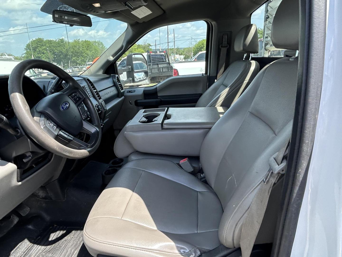 2019 White Ford F-550 Regular Cab DRW 4WD (1FDUF5HT0KE) with an 6.7L V8 OHV 16V DIESEL engine, located at 1687 Business 35 S, New Braunfels, TX, 78130, (830) 625-7159, 29.655487, -98.051491 - Photo#10