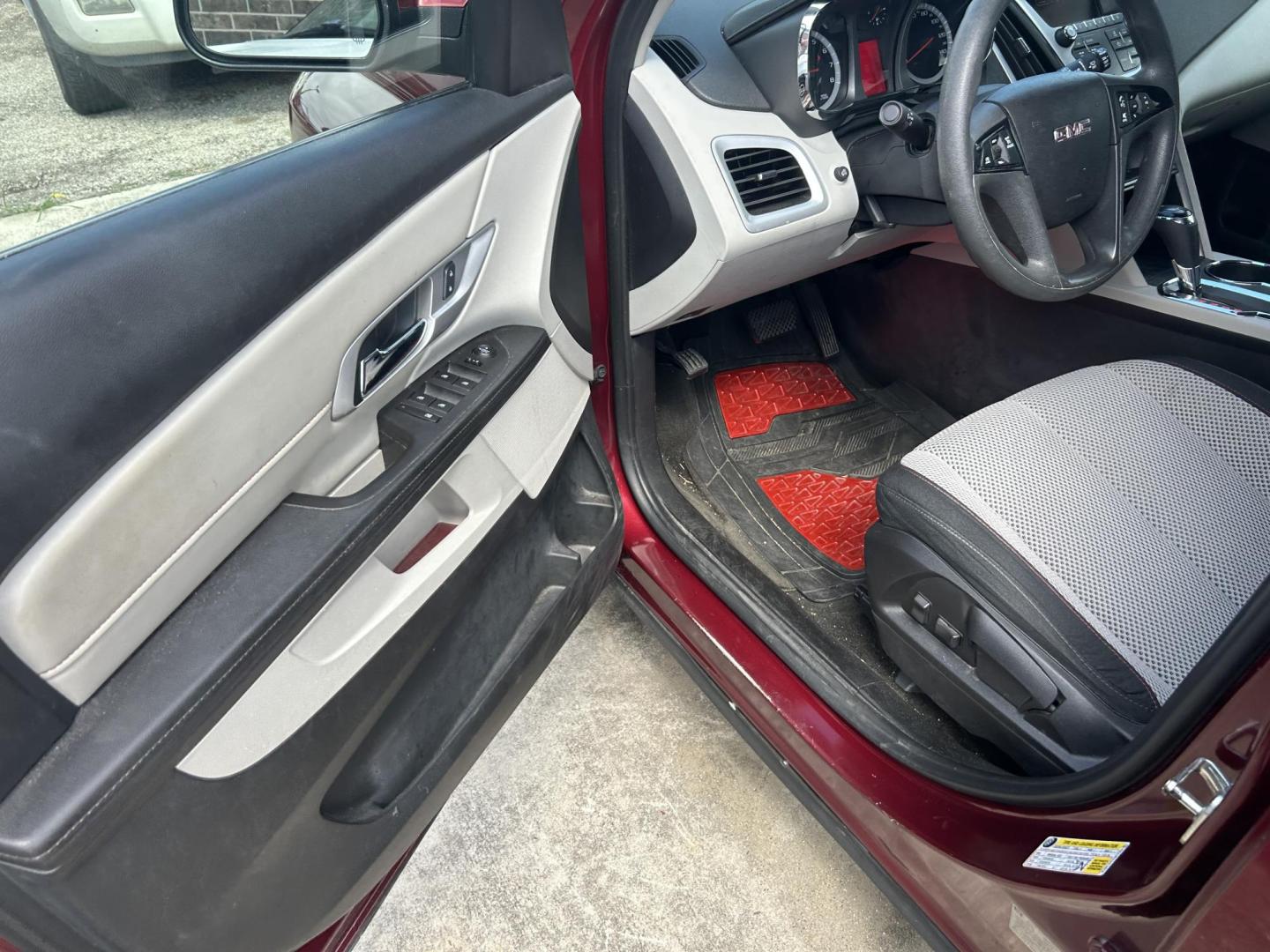 2017 Red GMC Terrain SLE1 FWD (2GKALMEK4H6) with an 2.4L L4 DOHC 16V engine, 6A transmission, located at 1687 Business 35 S, New Braunfels, TX, 78130, (830) 625-7159, 29.655487, -98.051491 - Photo#10