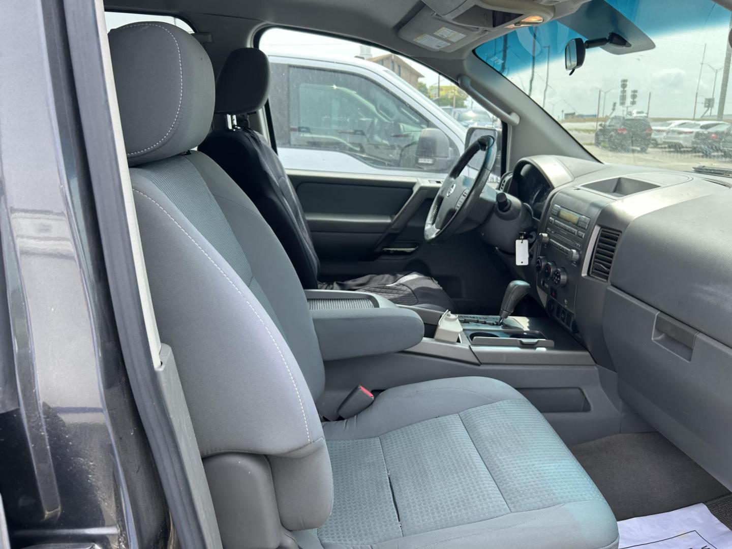 2006 White Nissan Titan LE Crew Cab 2WD (1N6BA07A76N) with an 5.6L V8 DOHC 32V FFV engine, 5-Speed Automatic Overdrive transmission, located at 1687 Business 35 S, New Braunfels, TX, 78130, (830) 625-7159, 29.655487, -98.051491 - Photo#2