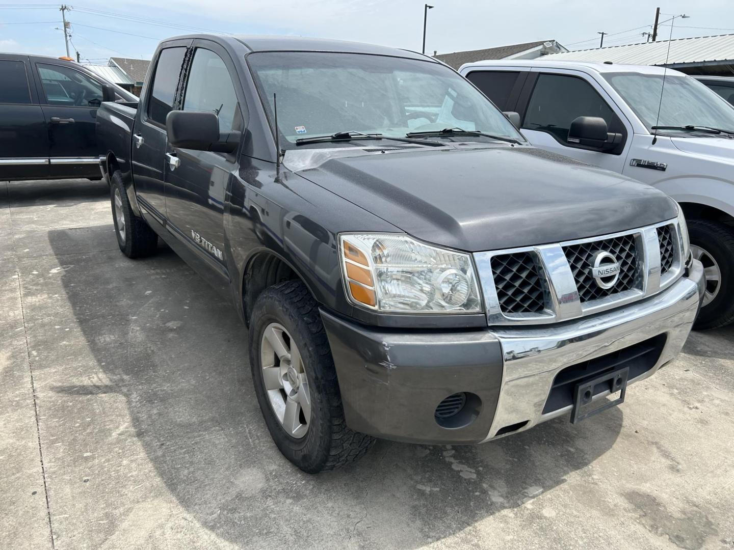 2006 White Nissan Titan LE Crew Cab 2WD (1N6BA07A76N) with an 5.6L V8 DOHC 32V FFV engine, 5-Speed Automatic Overdrive transmission, located at 1687 Business 35 S, New Braunfels, TX, 78130, (830) 625-7159, 29.655487, -98.051491 - Photo#1