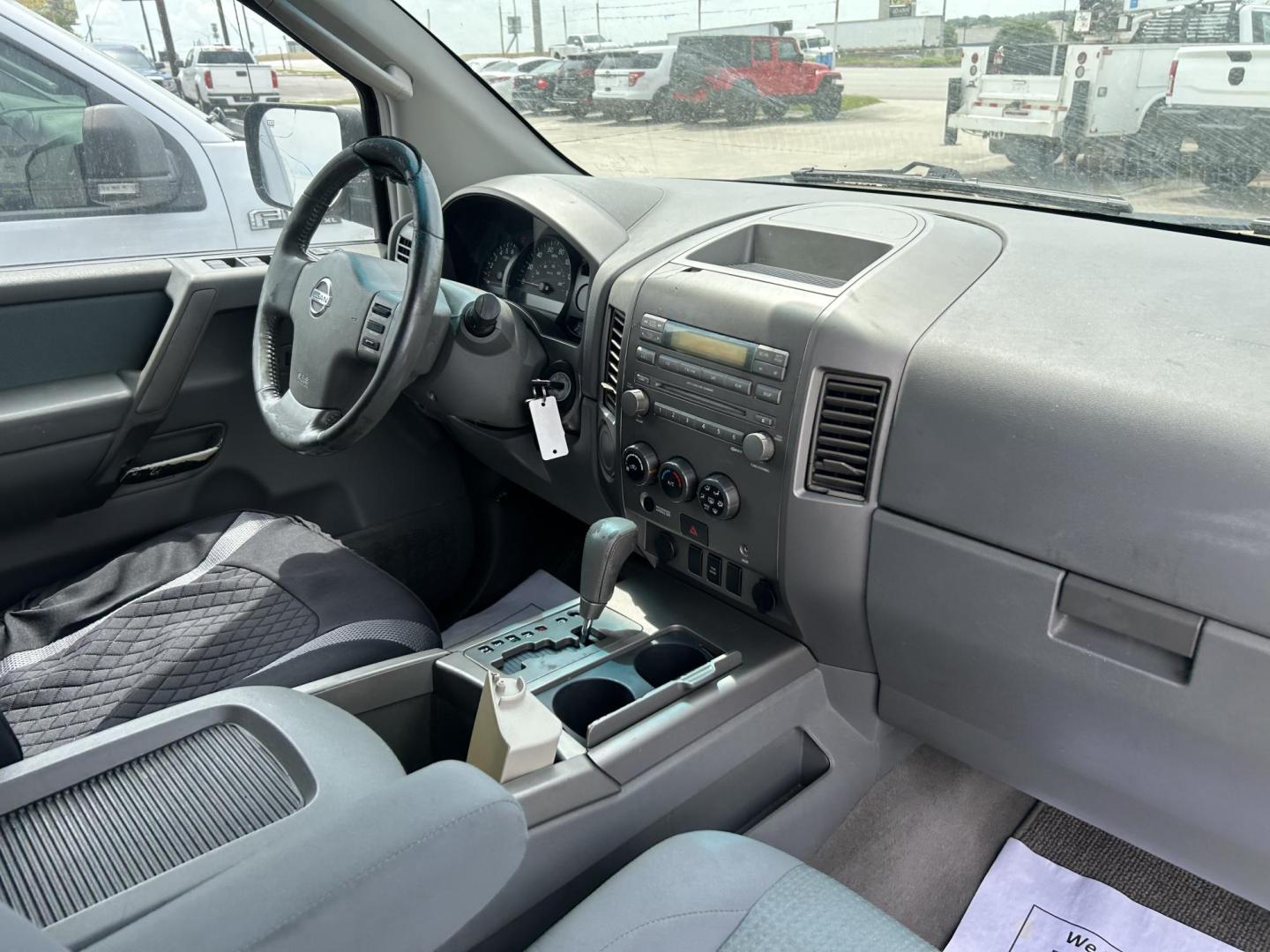 2006 White Nissan Titan LE Crew Cab 2WD (1N6BA07A76N) with an 5.6L V8 DOHC 32V FFV engine, 5-Speed Automatic Overdrive transmission, located at 1687 Business 35 S, New Braunfels, TX, 78130, (830) 625-7159, 29.655487, -98.051491 - Photo#3