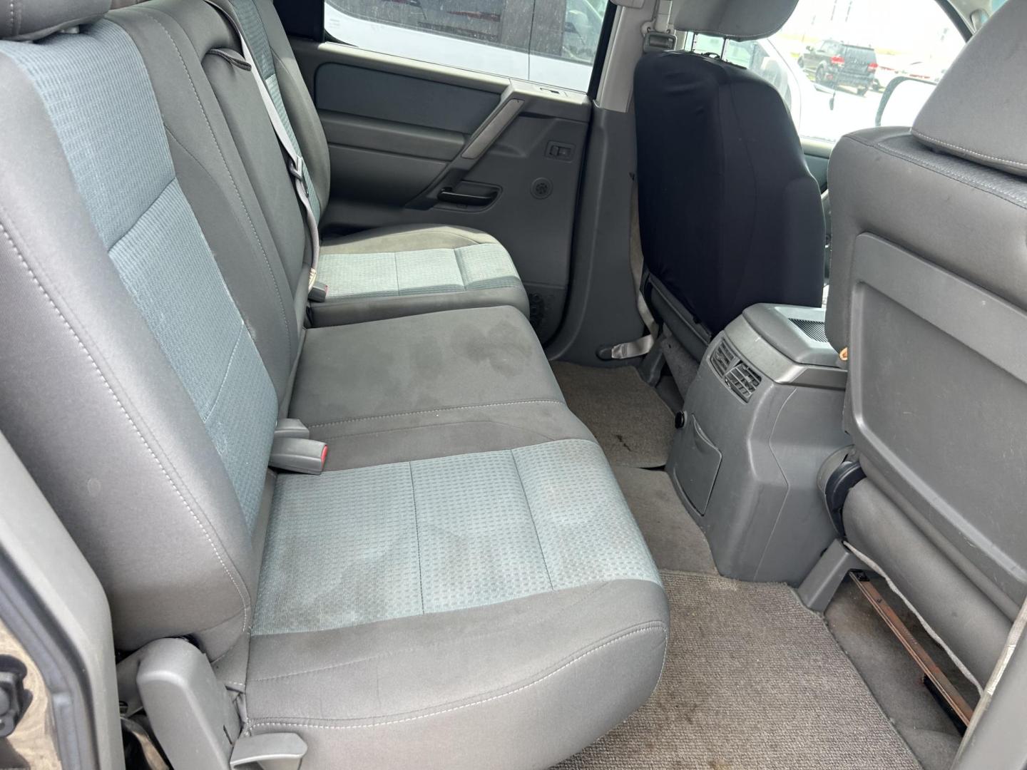 2006 White Nissan Titan LE Crew Cab 2WD (1N6BA07A76N) with an 5.6L V8 DOHC 32V FFV engine, 5-Speed Automatic Overdrive transmission, located at 1687 Business 35 S, New Braunfels, TX, 78130, (830) 625-7159, 29.655487, -98.051491 - Photo#4