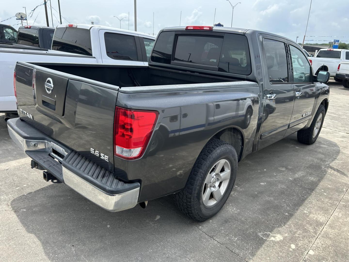 2006 White Nissan Titan LE Crew Cab 2WD (1N6BA07A76N) with an 5.6L V8 DOHC 32V FFV engine, 5-Speed Automatic Overdrive transmission, located at 1687 Business 35 S, New Braunfels, TX, 78130, (830) 625-7159, 29.655487, -98.051491 - Photo#6