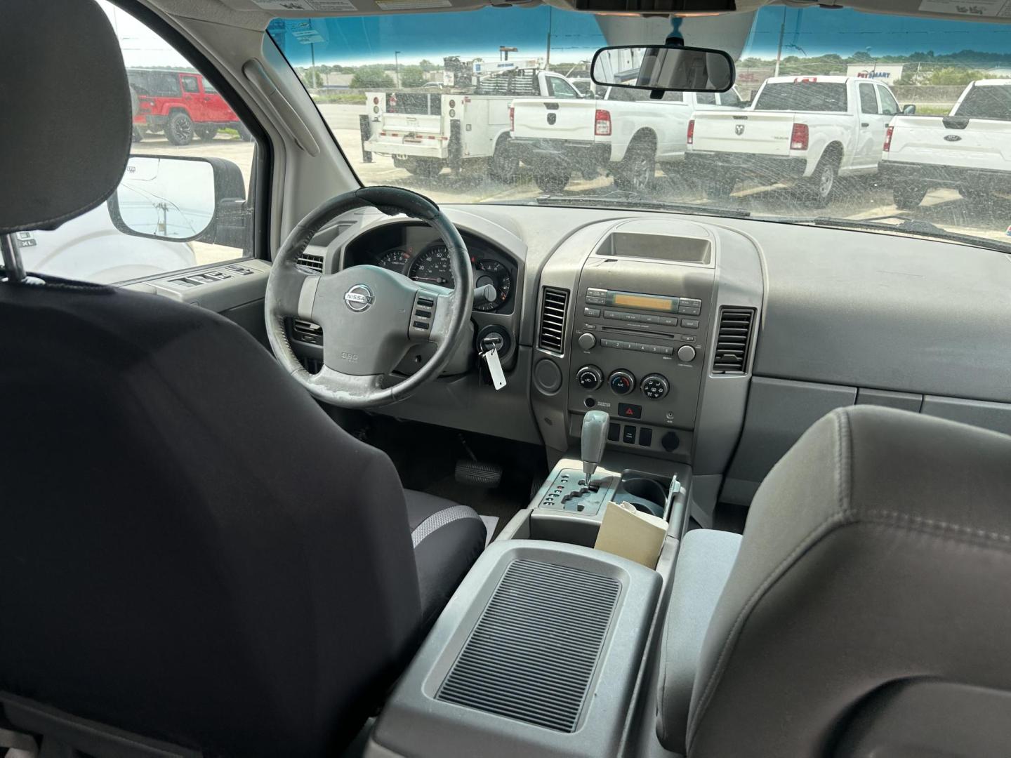 2006 White Nissan Titan LE Crew Cab 2WD (1N6BA07A76N) with an 5.6L V8 DOHC 32V FFV engine, 5-Speed Automatic Overdrive transmission, located at 1687 Business 35 S, New Braunfels, TX, 78130, (830) 625-7159, 29.655487, -98.051491 - Photo#5