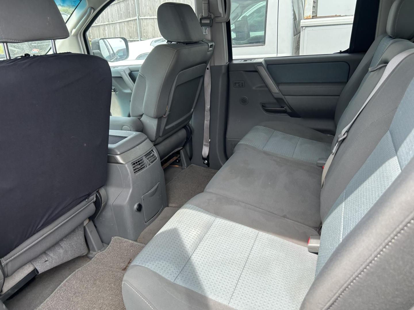 2006 White Nissan Titan LE Crew Cab 2WD (1N6BA07A76N) with an 5.6L V8 DOHC 32V FFV engine, 5-Speed Automatic Overdrive transmission, located at 1687 Business 35 S, New Braunfels, TX, 78130, (830) 625-7159, 29.655487, -98.051491 - Photo#9