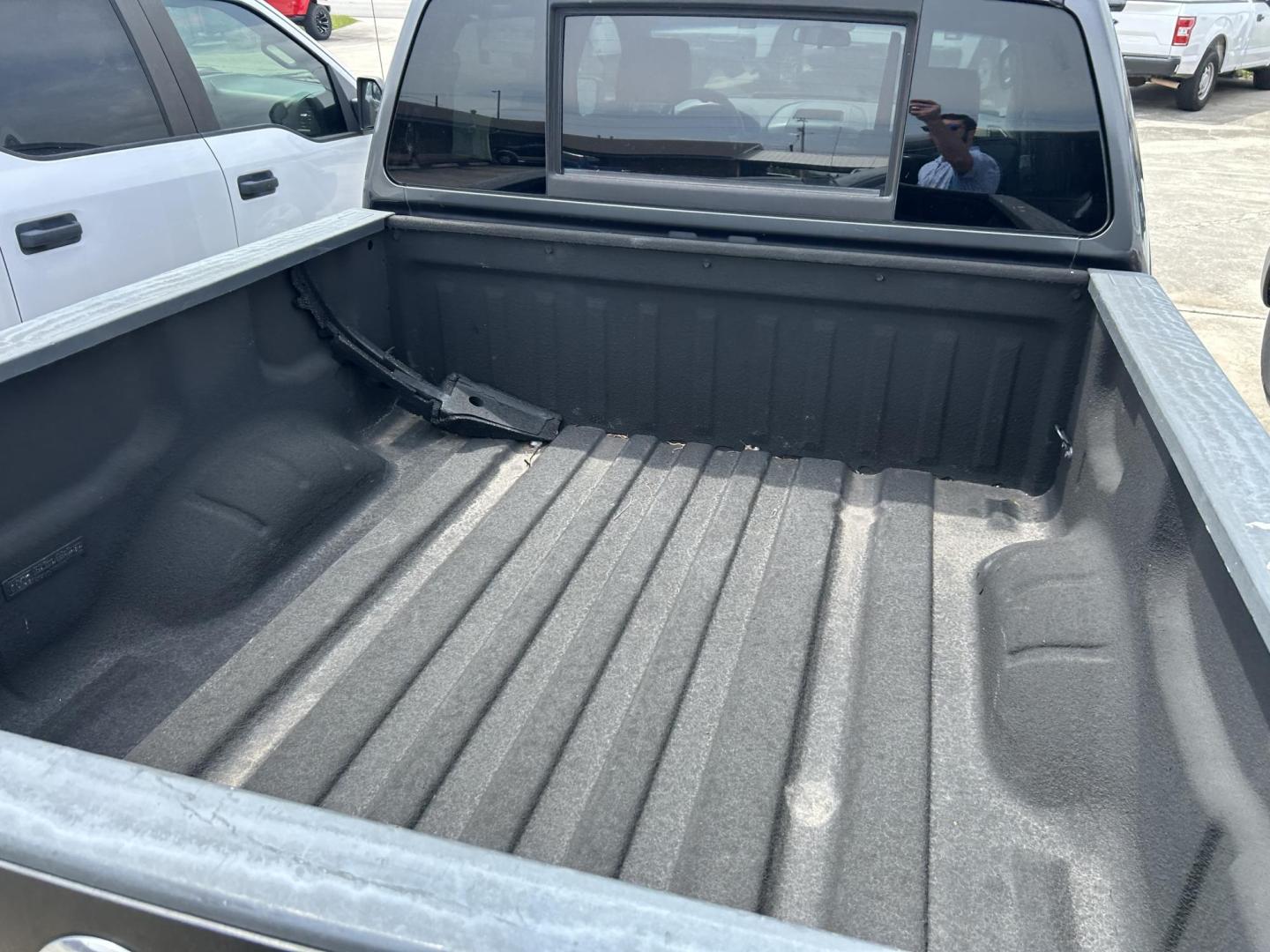 2006 White Nissan Titan LE Crew Cab 2WD (1N6BA07A76N) with an 5.6L V8 DOHC 32V FFV engine, 5-Speed Automatic Overdrive transmission, located at 1687 Business 35 S, New Braunfels, TX, 78130, (830) 625-7159, 29.655487, -98.051491 - Photo#7