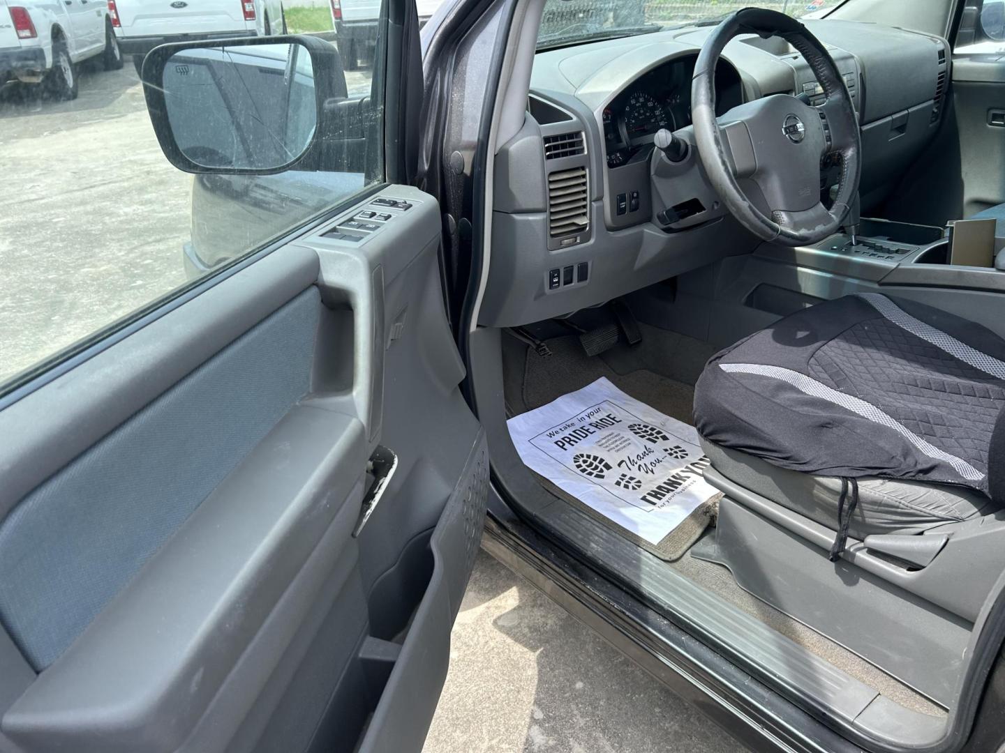 2006 White Nissan Titan LE Crew Cab 2WD (1N6BA07A76N) with an 5.6L V8 DOHC 32V FFV engine, 5-Speed Automatic Overdrive transmission, located at 1687 Business 35 S, New Braunfels, TX, 78130, (830) 625-7159, 29.655487, -98.051491 - Photo#10