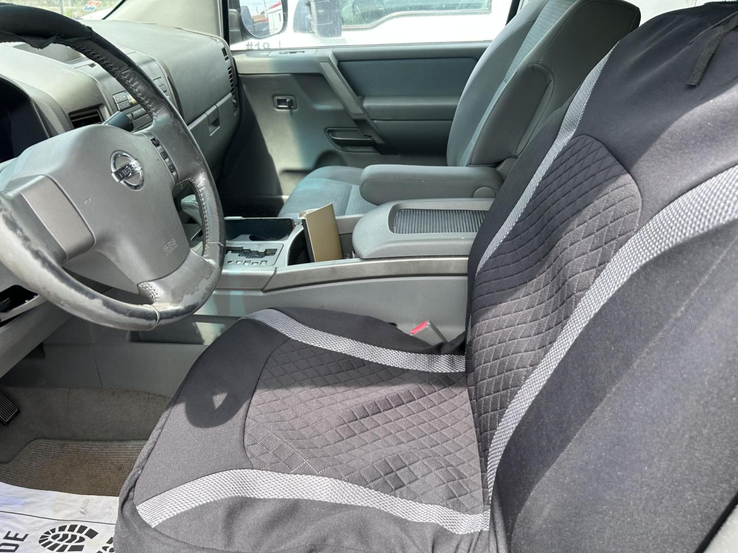 2006 White Nissan Titan LE Crew Cab 2WD (1N6BA07A76N) with an 5.6L V8 DOHC 32V FFV engine, 5-Speed Automatic Overdrive transmission, located at 1687 Business 35 S, New Braunfels, TX, 78130, (830) 625-7159, 29.655487, -98.051491 - Photo#11