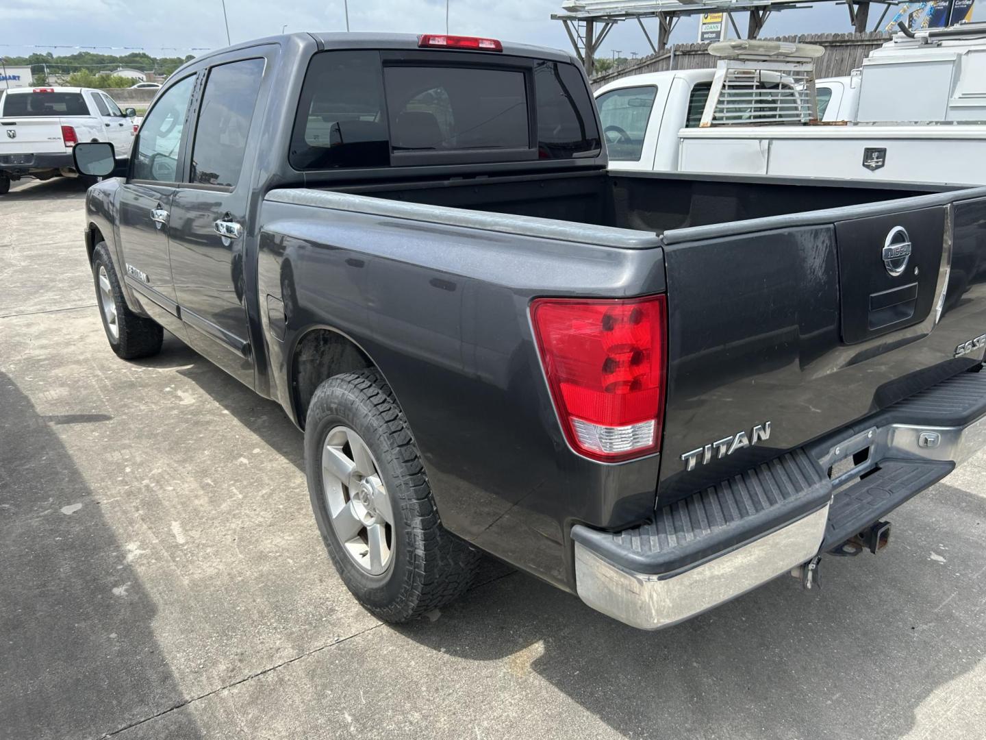 2006 White Nissan Titan LE Crew Cab 2WD (1N6BA07A76N) with an 5.6L V8 DOHC 32V FFV engine, 5-Speed Automatic Overdrive transmission, located at 1687 Business 35 S, New Braunfels, TX, 78130, (830) 625-7159, 29.655487, -98.051491 - Photo#8