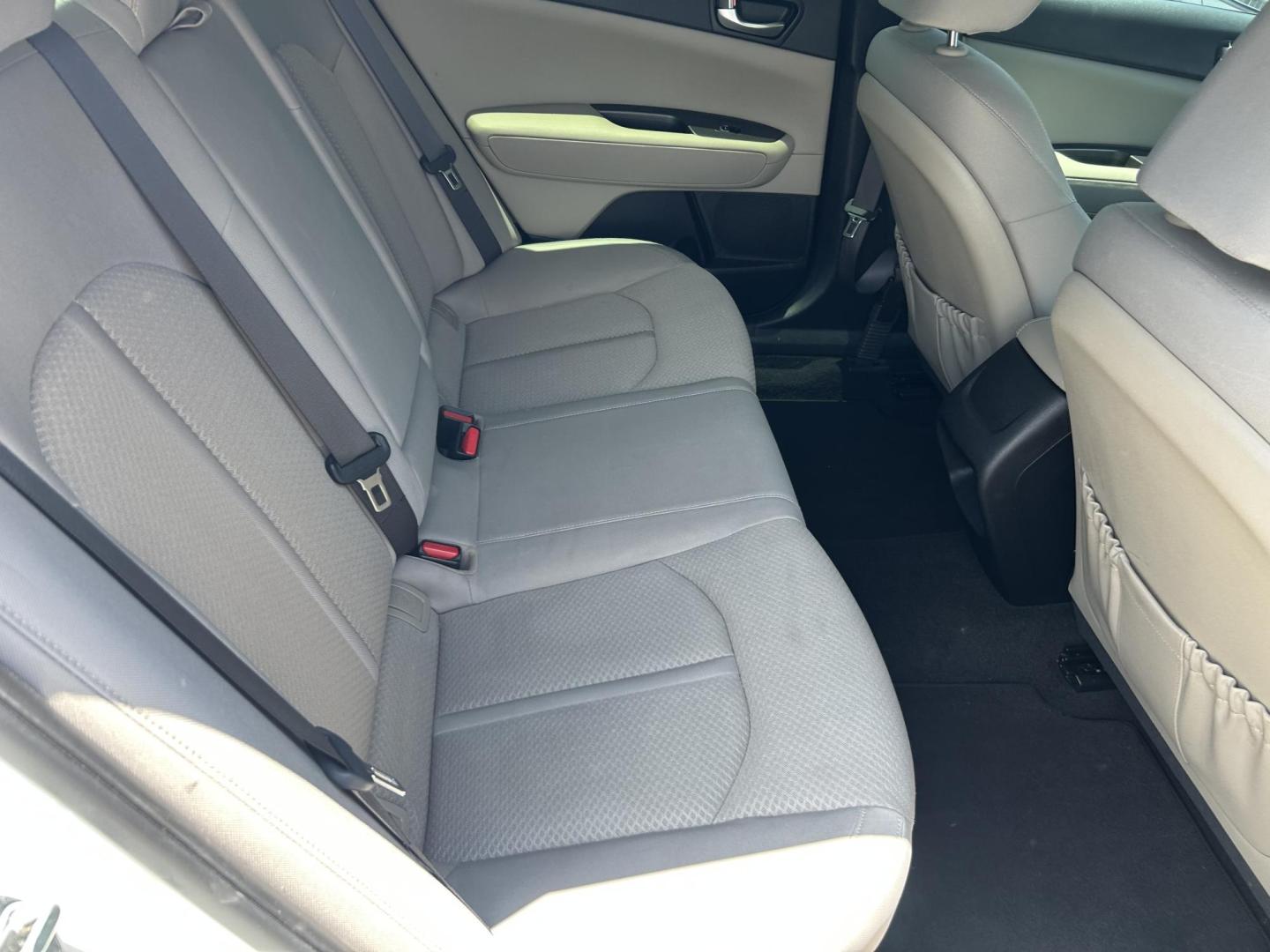 2017 White Kia Optima LX (KNAGT4L37H5) with an 2.4L L4 DOHC 16V engine, 6A transmission, located at 1687 Business 35 S, New Braunfels, TX, 78130, (830) 625-7159, 29.655487, -98.051491 - Photo#4