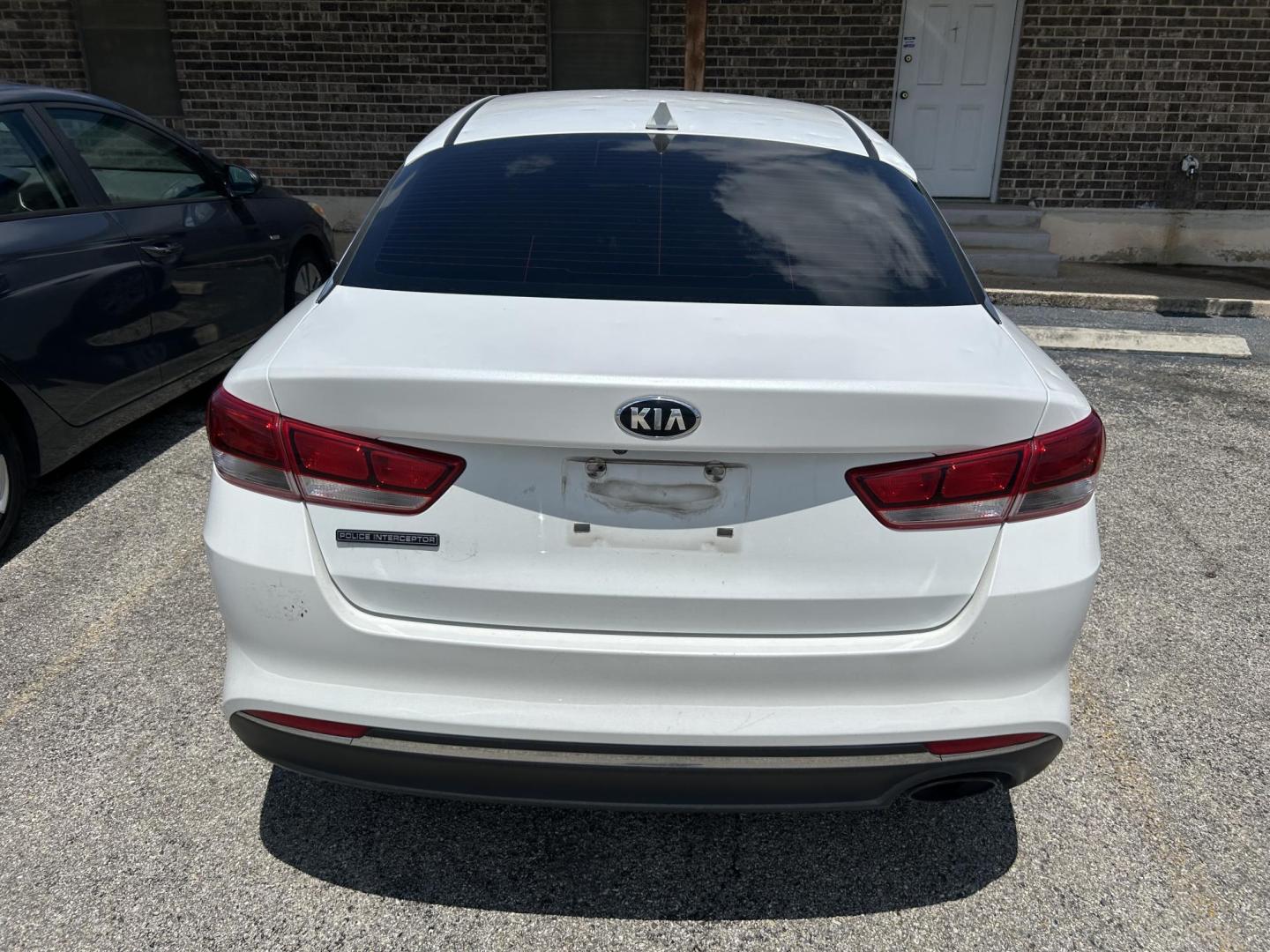 2017 White Kia Optima LX (KNAGT4L37H5) with an 2.4L L4 DOHC 16V engine, 6A transmission, located at 1687 Business 35 S, New Braunfels, TX, 78130, (830) 625-7159, 29.655487, -98.051491 - Photo#6