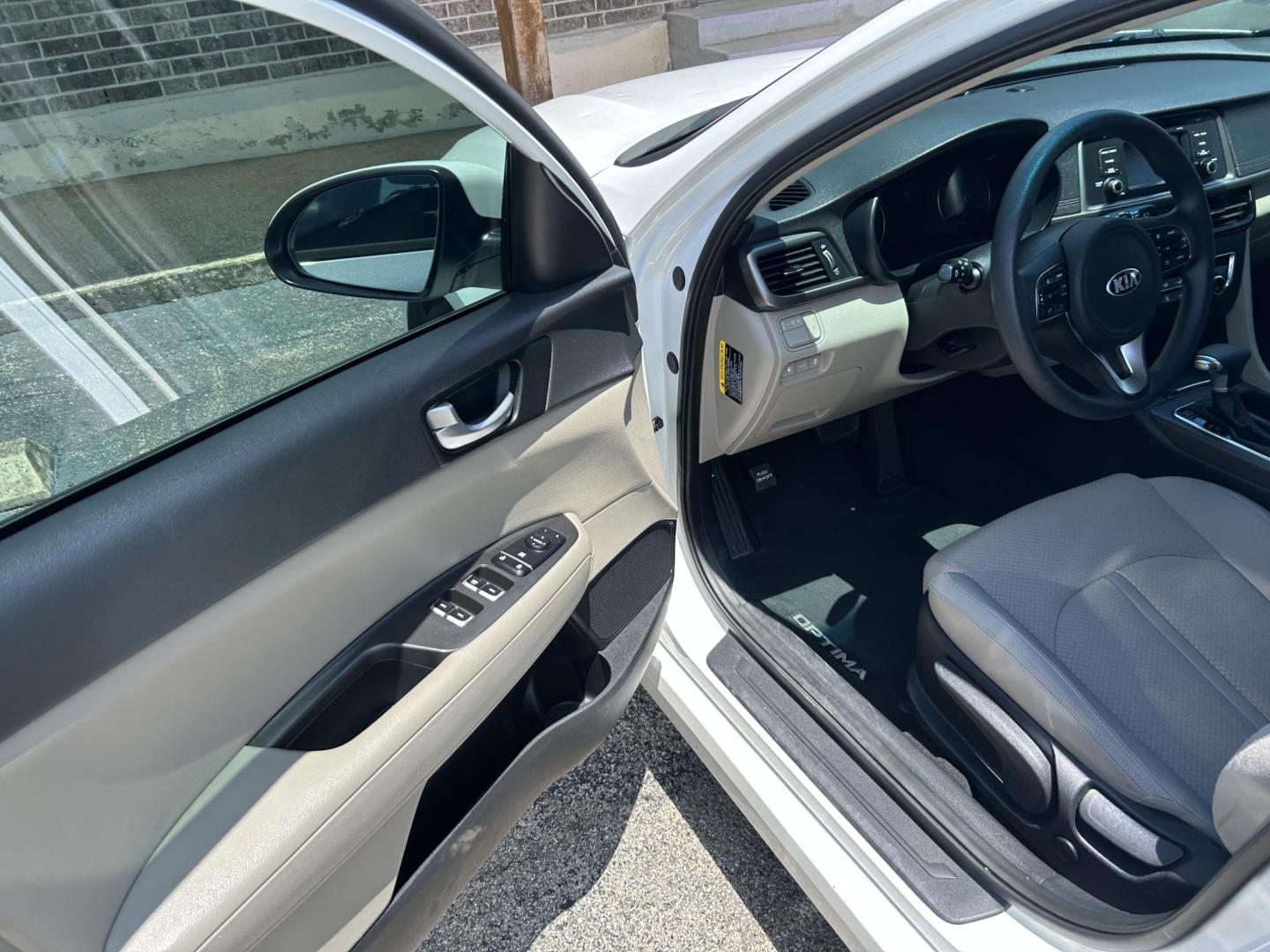 2017 White Kia Optima LX (KNAGT4L37H5) with an 2.4L L4 DOHC 16V engine, 6A transmission, located at 1687 Business 35 S, New Braunfels, TX, 78130, (830) 625-7159, 29.655487, -98.051491 - Photo#9