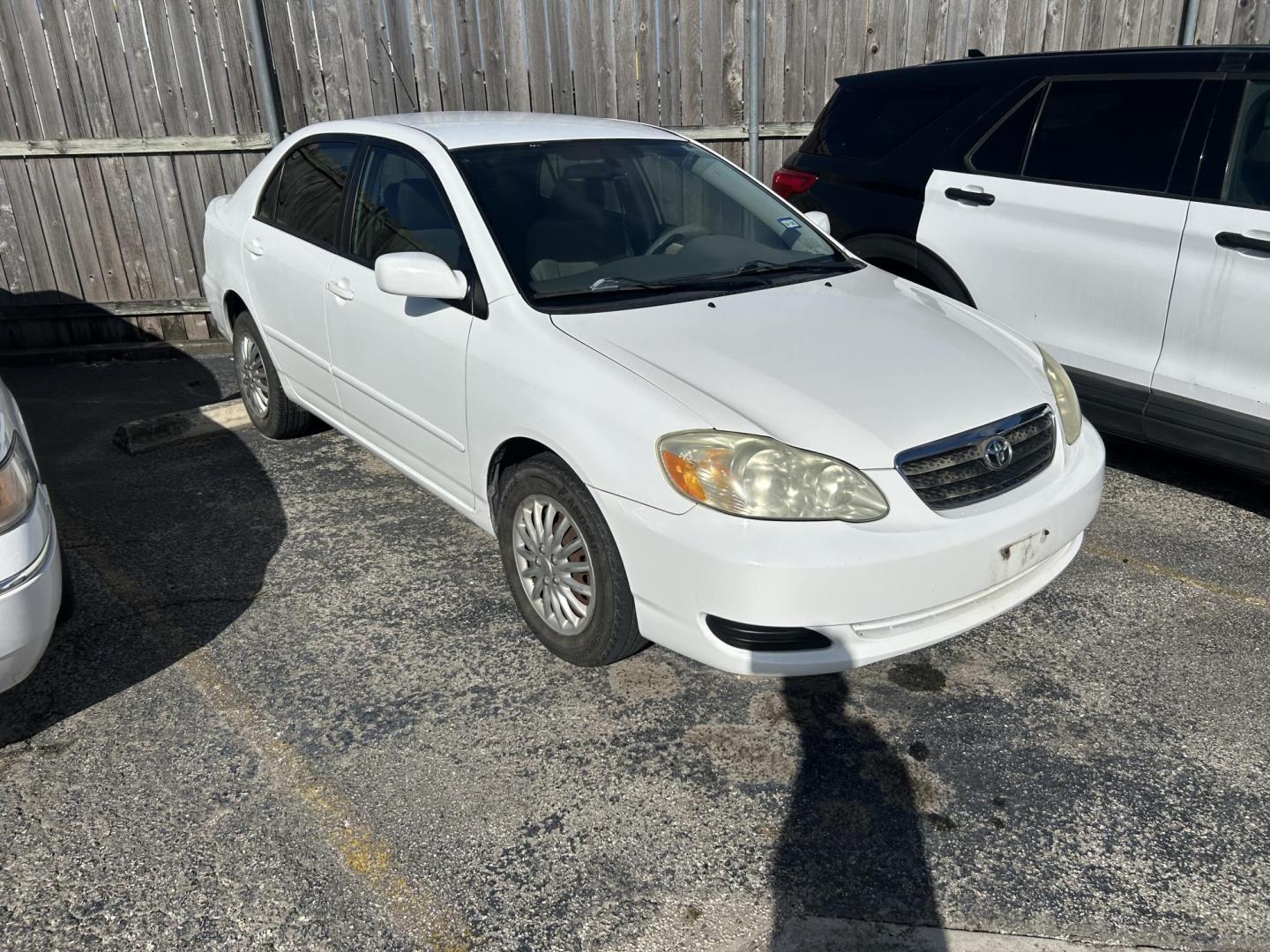 2006 White Toyota Corolla CE (2T1BR32E76C) with an 1.8L L4 DOHC 16V engine, located at 1687 Business 35 S, New Braunfels, TX, 78130, (830) 625-7159, 29.655487, -98.051491 - Photo#1