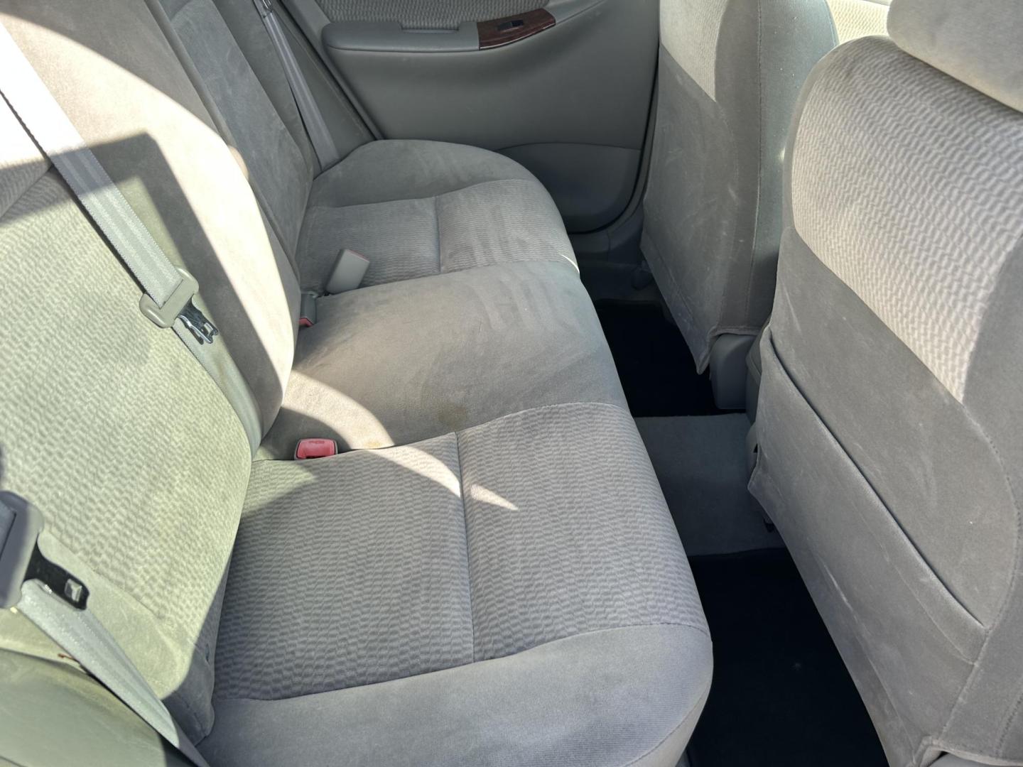 2006 White Toyota Corolla CE (2T1BR32E76C) with an 1.8L L4 DOHC 16V engine, located at 1687 Business 35 S, New Braunfels, TX, 78130, (830) 625-7159, 29.655487, -98.051491 - Photo#4