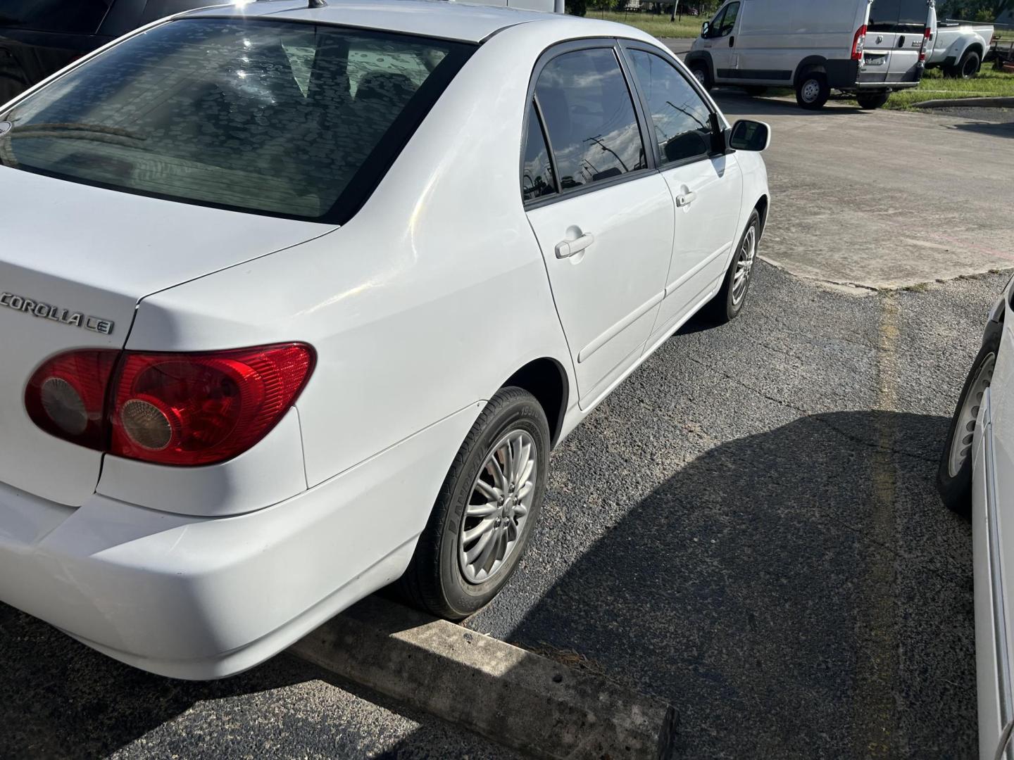 2006 White Toyota Corolla CE (2T1BR32E76C) with an 1.8L L4 DOHC 16V engine, located at 1687 Business 35 S, New Braunfels, TX, 78130, (830) 625-7159, 29.655487, -98.051491 - Photo#6