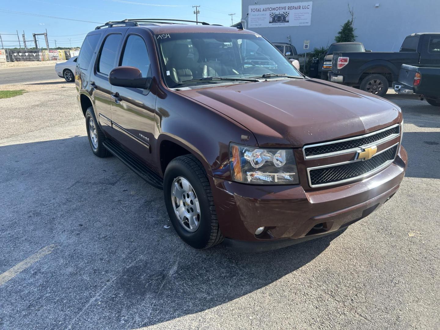 2013 Brown Chevrolet Tahoe LT 2WD (1GNSCBE07DR) with an 5.3L V8 OHV 16V FFV engine, 6-Speed Automatic transmission, located at 1687 Business 35 S, New Braunfels, TX, 78130, (830) 625-7159, 29.655487, -98.051491 - Photo#1