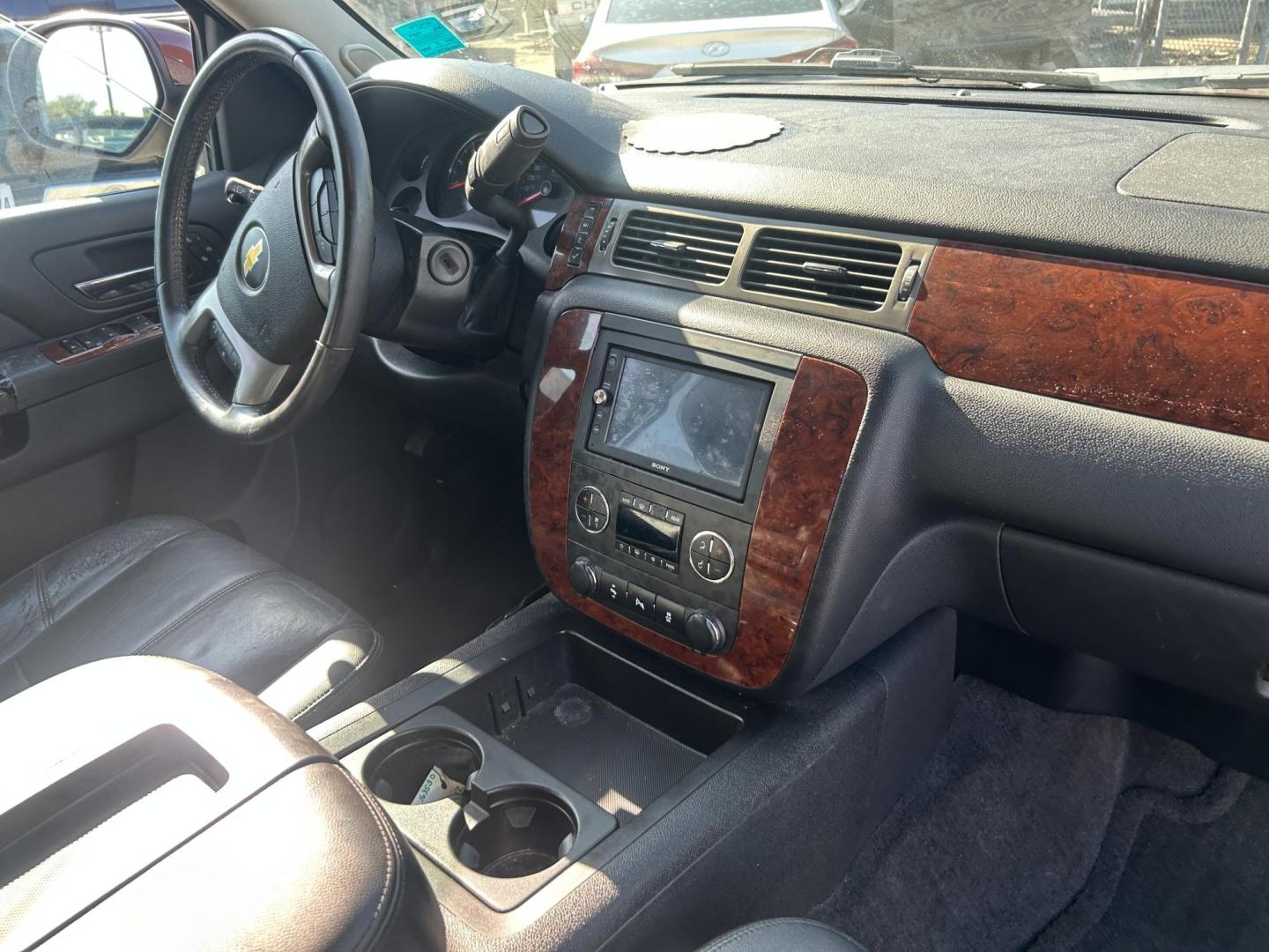 2013 Brown Chevrolet Tahoe LT 2WD (1GNSCBE07DR) with an 5.3L V8 OHV 16V FFV engine, 6-Speed Automatic transmission, located at 1687 Business 35 S, New Braunfels, TX, 78130, (830) 625-7159, 29.655487, -98.051491 - Photo#3