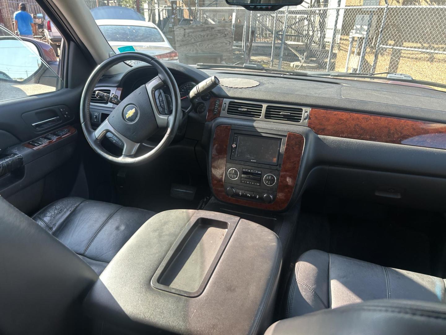2013 Brown Chevrolet Tahoe LT 2WD (1GNSCBE07DR) with an 5.3L V8 OHV 16V FFV engine, 6-Speed Automatic transmission, located at 1687 Business 35 S, New Braunfels, TX, 78130, (830) 625-7159, 29.655487, -98.051491 - Photo#5