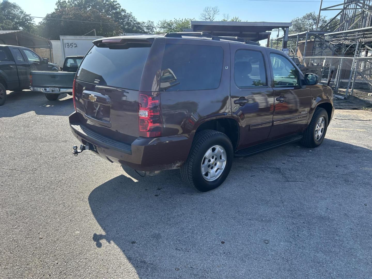 2013 Brown Chevrolet Tahoe LT 2WD (1GNSCBE07DR) with an 5.3L V8 OHV 16V FFV engine, 6-Speed Automatic transmission, located at 1687 Business 35 S, New Braunfels, TX, 78130, (830) 625-7159, 29.655487, -98.051491 - Photo#7